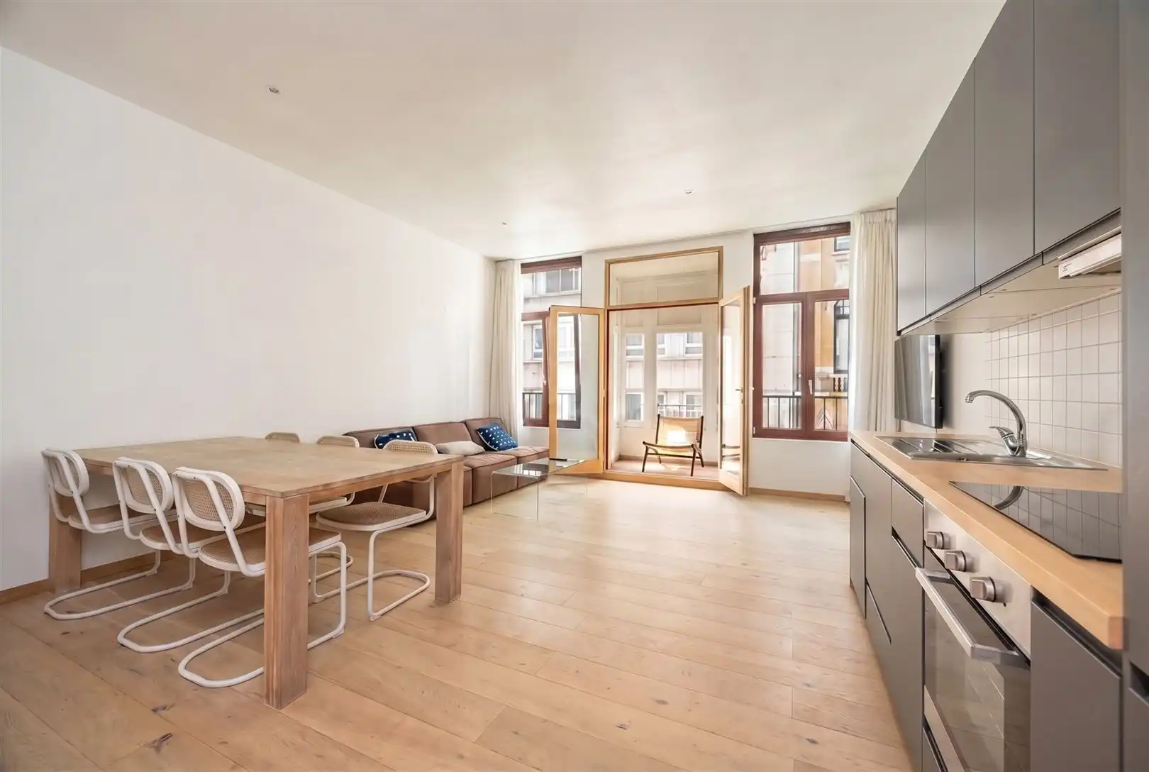 Bemeubeld of leeg appartement op top locatie met warmtepomp en airco foto 4