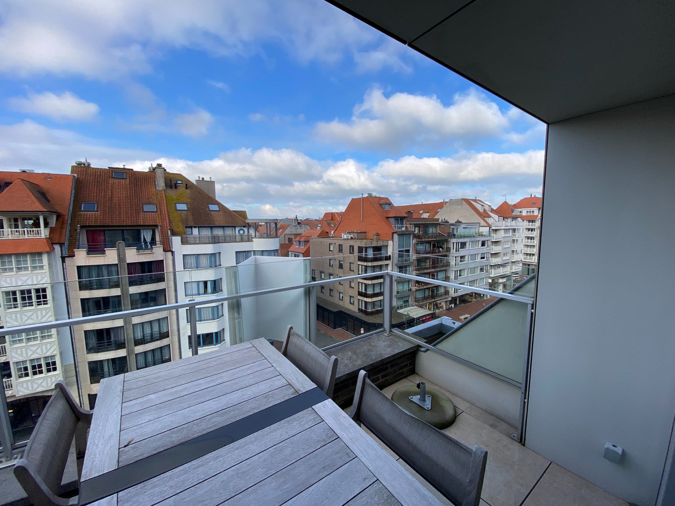 GEMEUBELD - Duplex appartement met 3 volwaardige slaapkamers en twee ruime zongerichte terrassen met open zichten, gelegen aan de zonnekant van de Lippenslaan.  foto 4