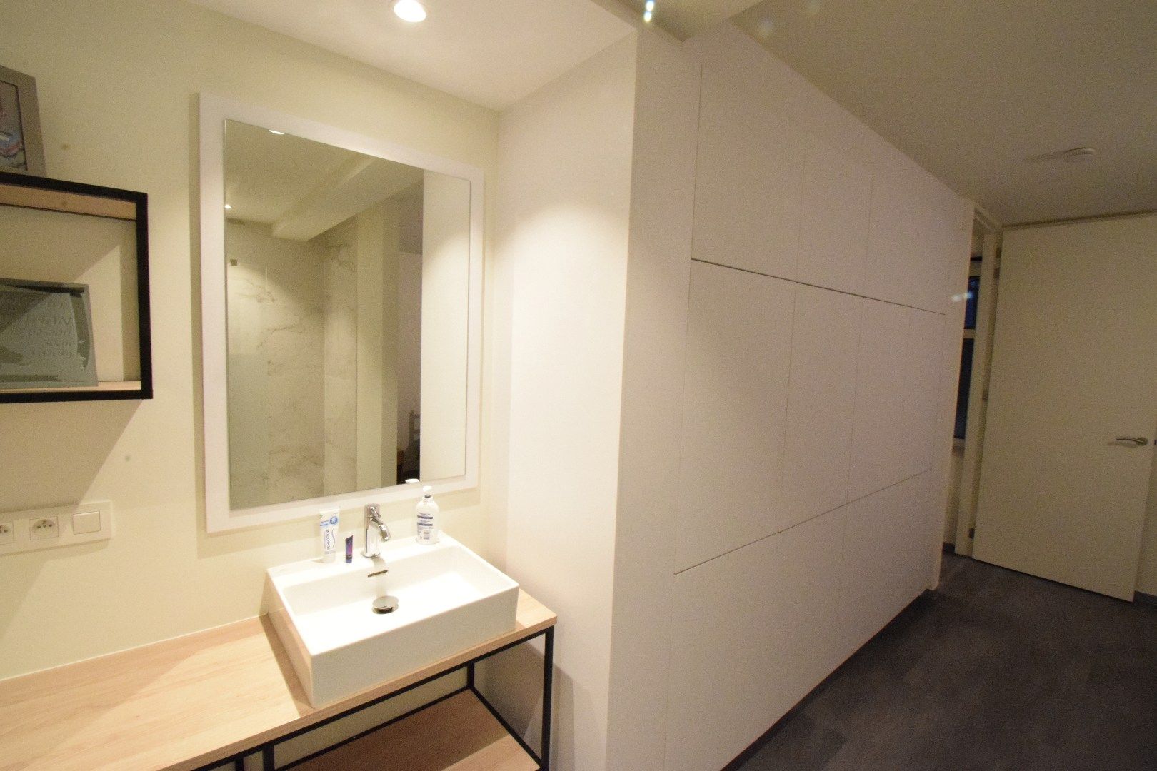 TE HUUR: Tweeslaapkamer-appartement met private berging op de Markt in Houthulst foto 5