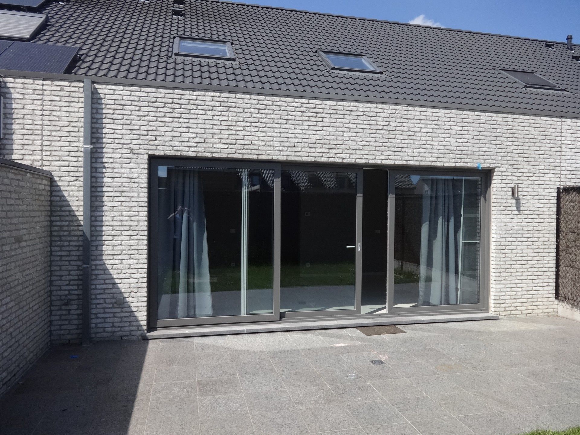 Goed gelegen nieuwbouwwoning te koop met drie slaapkamers gelegen te Roeselare. foto 2