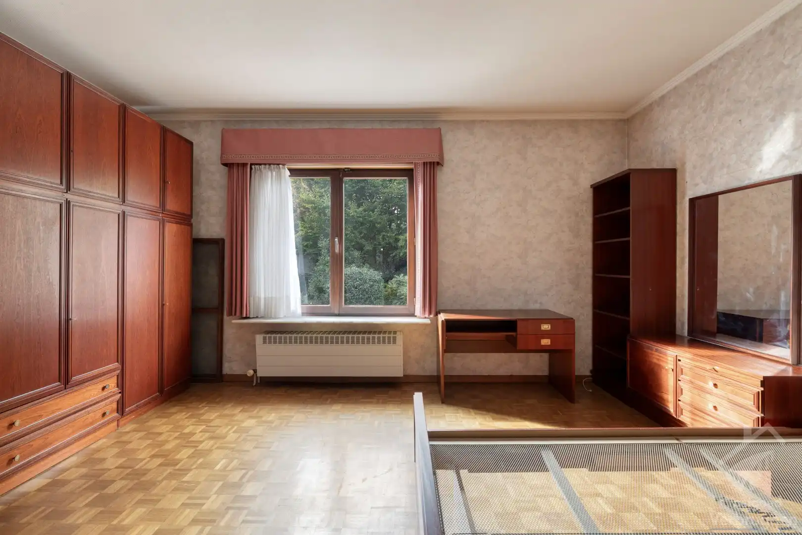 Ruime bungalow met 3 slaapkamers, bureau en dubbele garage foto 9