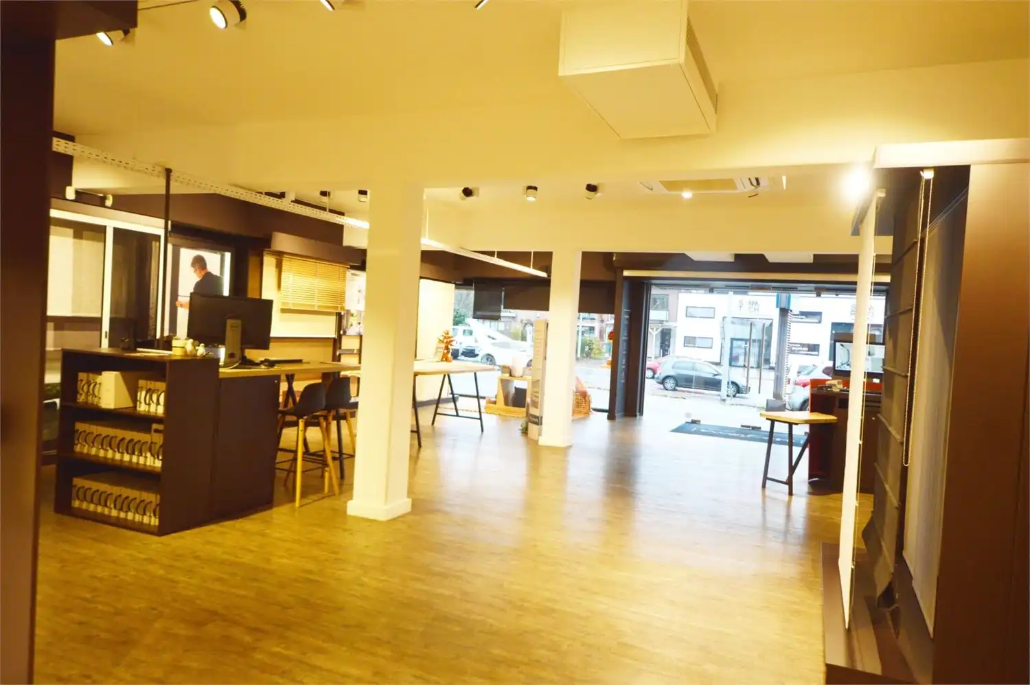 TOP GELEGEN BAANWINKEL MET PARKING NAAST IXINA EN TORFS, nabij BURGER KING & MC DONALDS foto 7