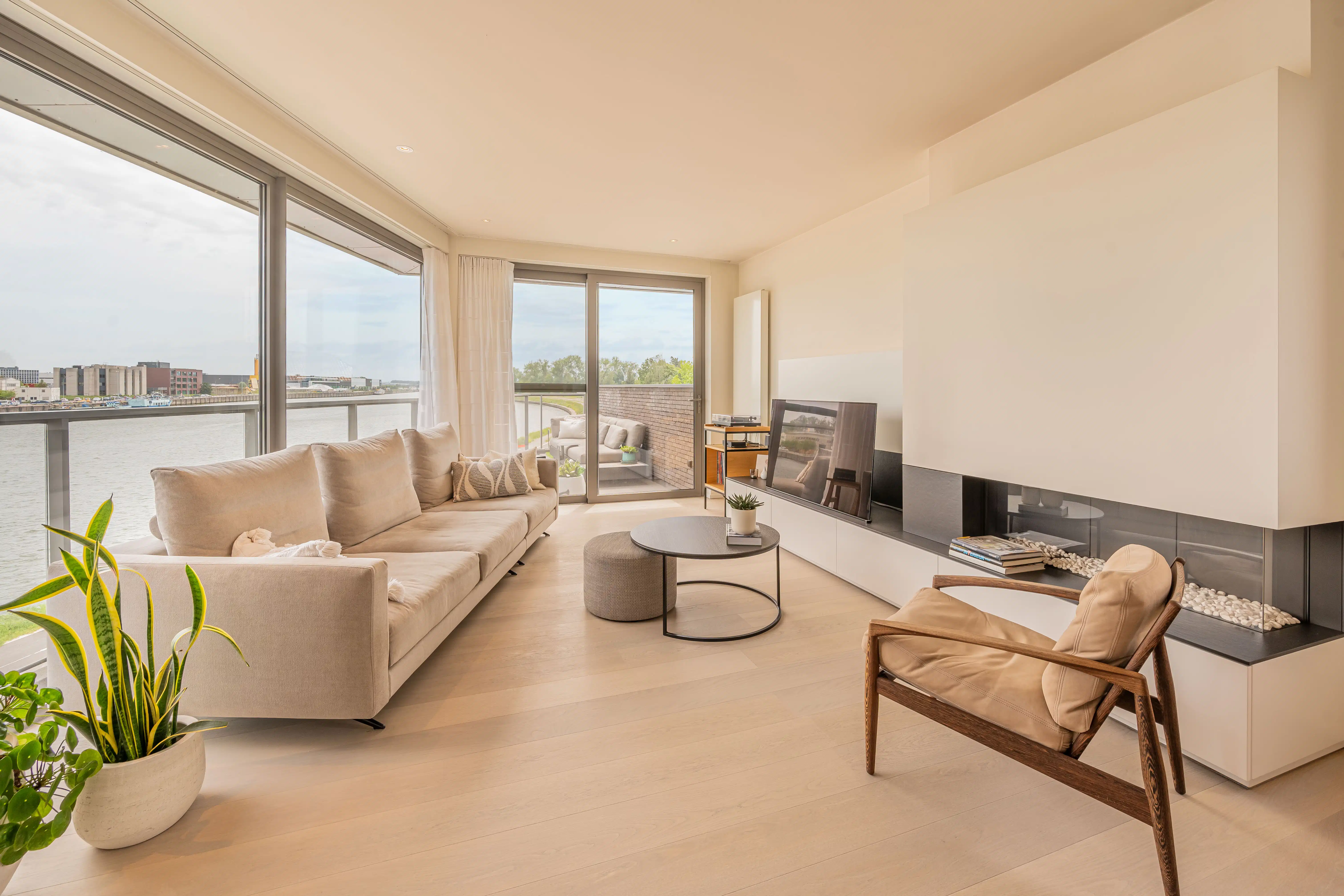 High-end penthouse met zicht op het water foto 2