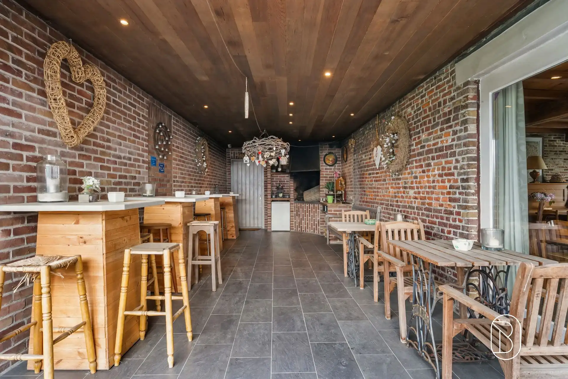 Topgelegen horecazaak met parking, en woonst foto 16