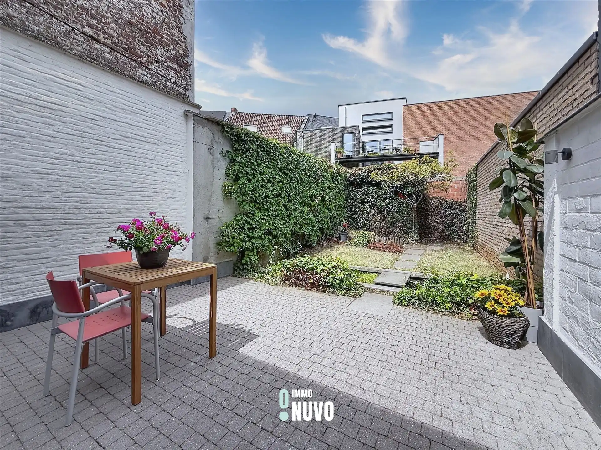Instapklare woning met gezellige stadstuin foto 2