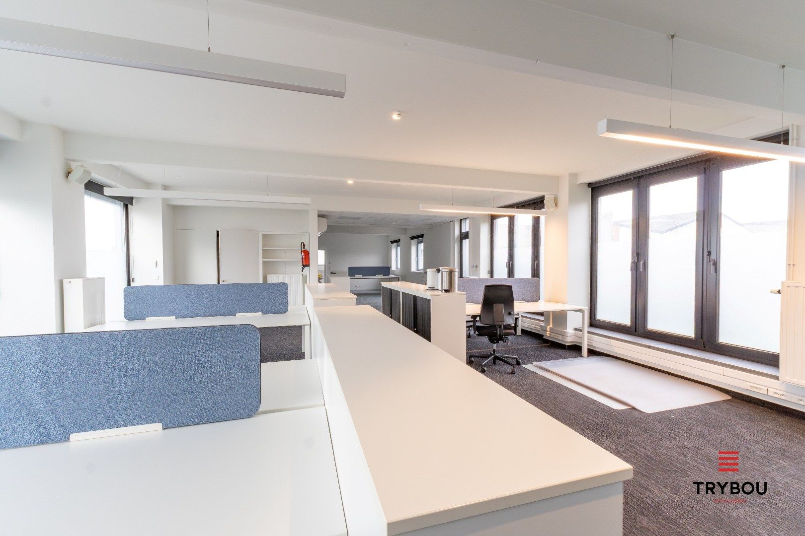 Groot kantoorgebouw op toplocatie te Ieper foto 9