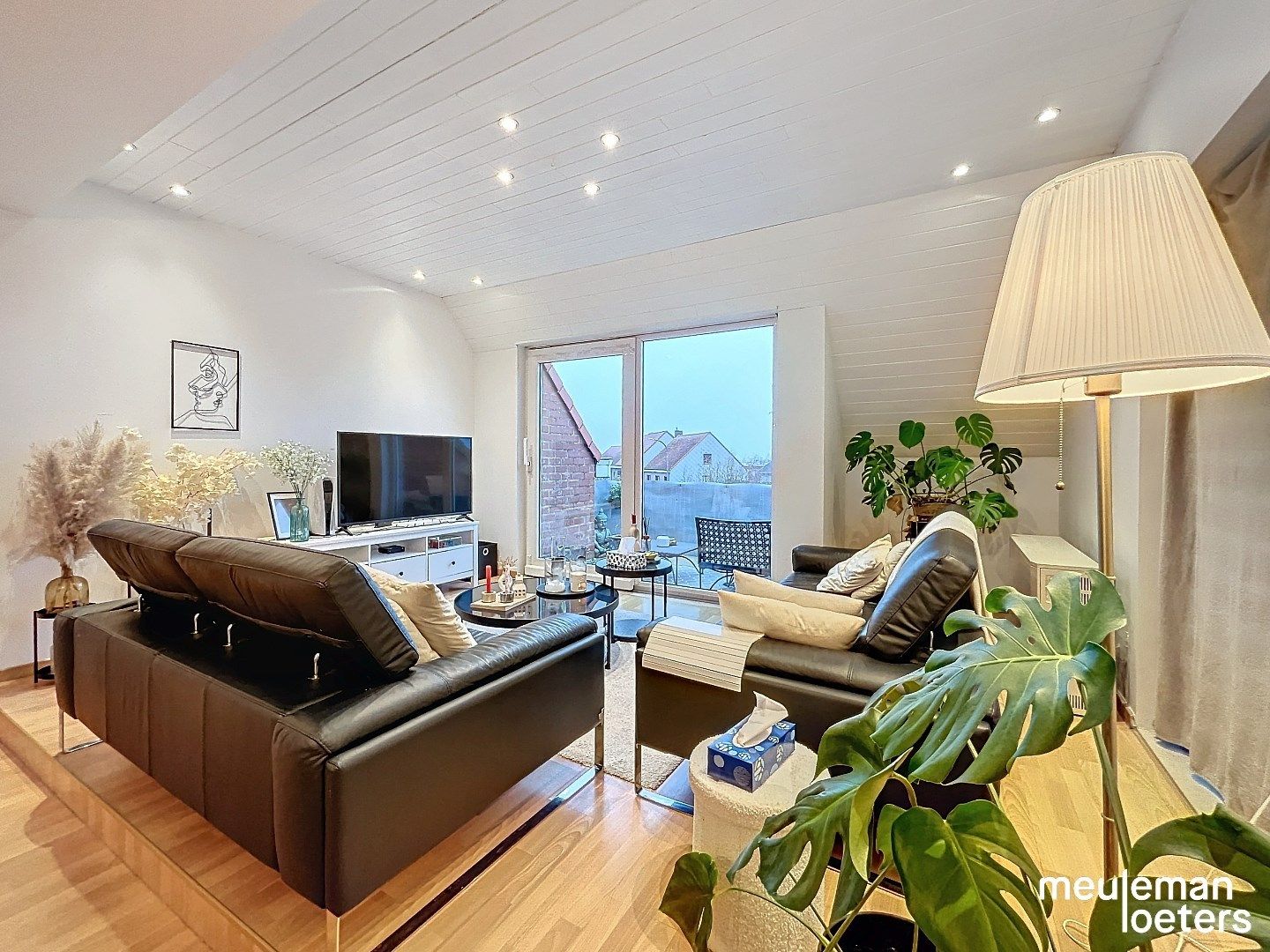 Ruim en lichtrijk appartement  met drie slaapkamers foto 4