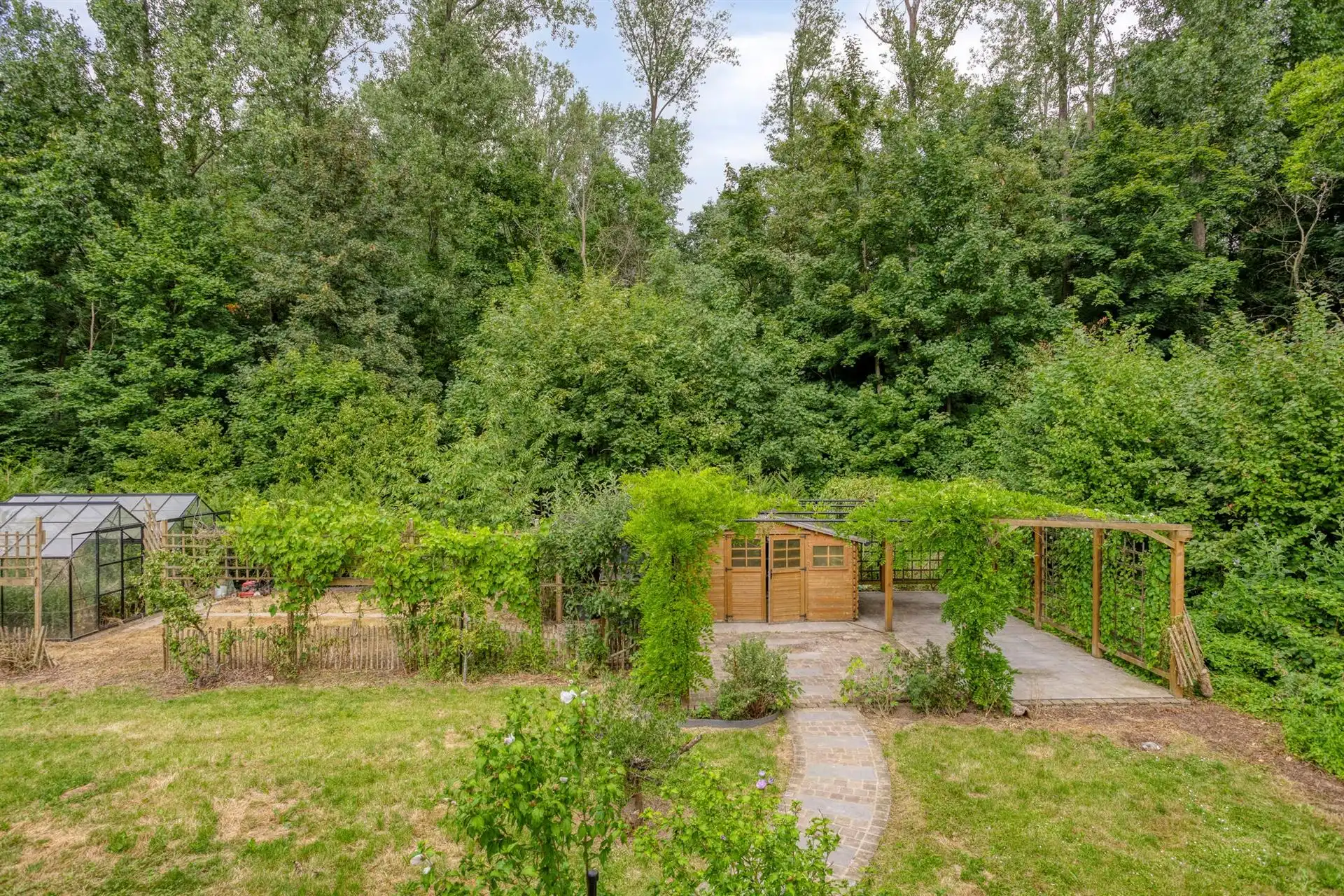 Klassieke villa met enorm potentieel in rustige wijk foto 27