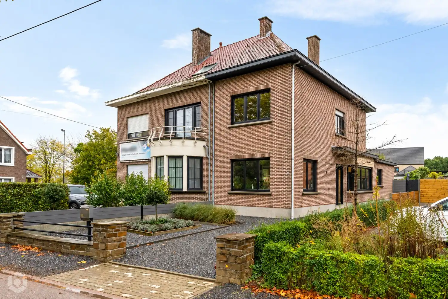 Instapklare woonst met 2slpkrs ,garage en achteringang foto {{pictureIndex}}
