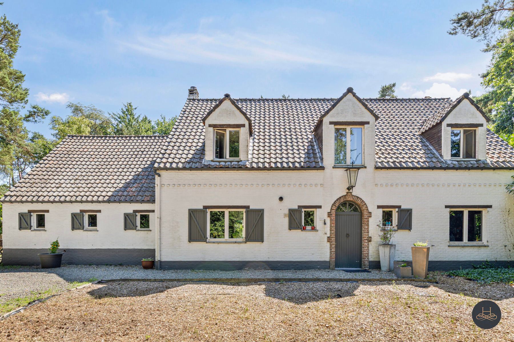 Hoofdfoto van de publicatie: Unieke gerenoveerde villa in het groen met prachtig zwembad