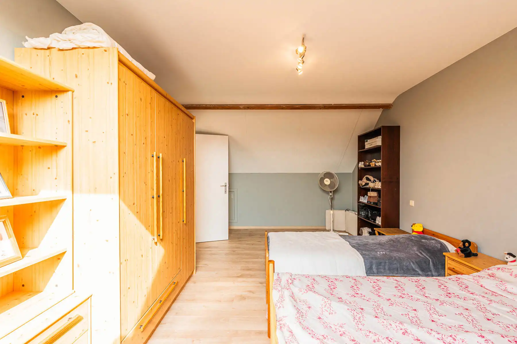 Ontzettend ruim en lichtrijk duplex-appartement incl garagebox foto 18