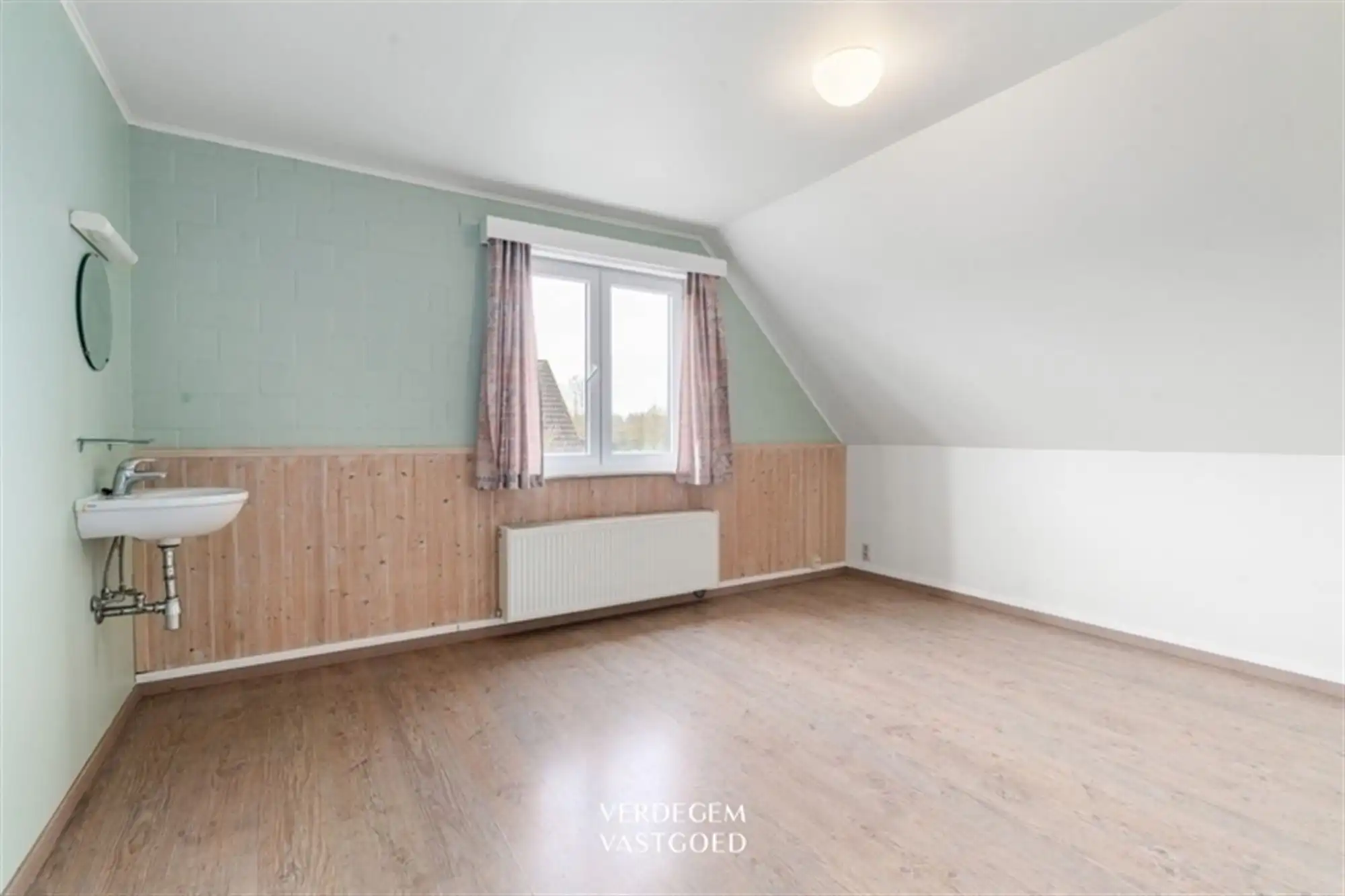Rustig gelegen, vrijstaande woning met 6 slaapkamers op mooi perceel foto 15