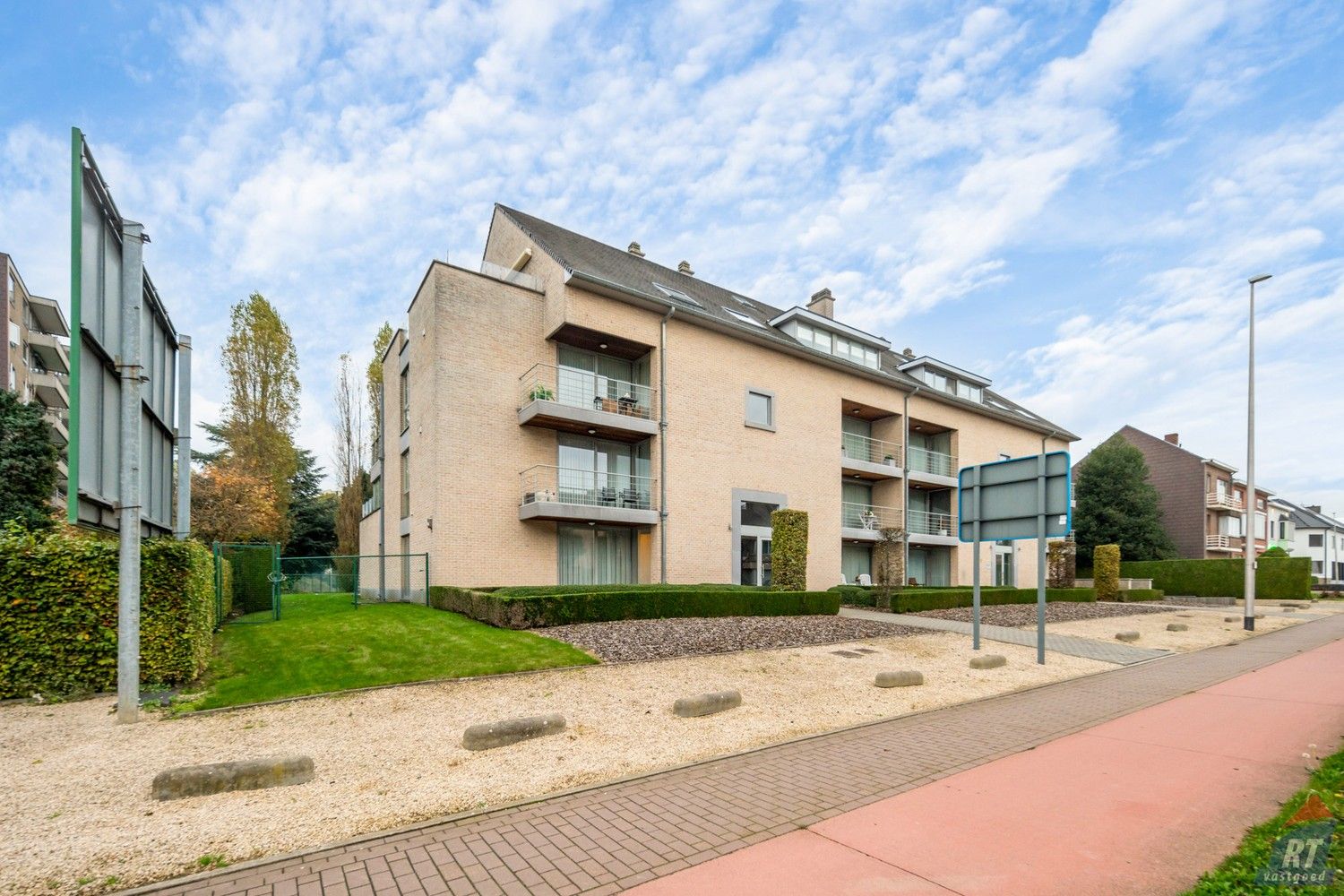 Uitzonderlijk ruim appartement met 3 slaapkamers en 2 terrassen vlakbij het stadscentrum foto {{pictureIndex}}