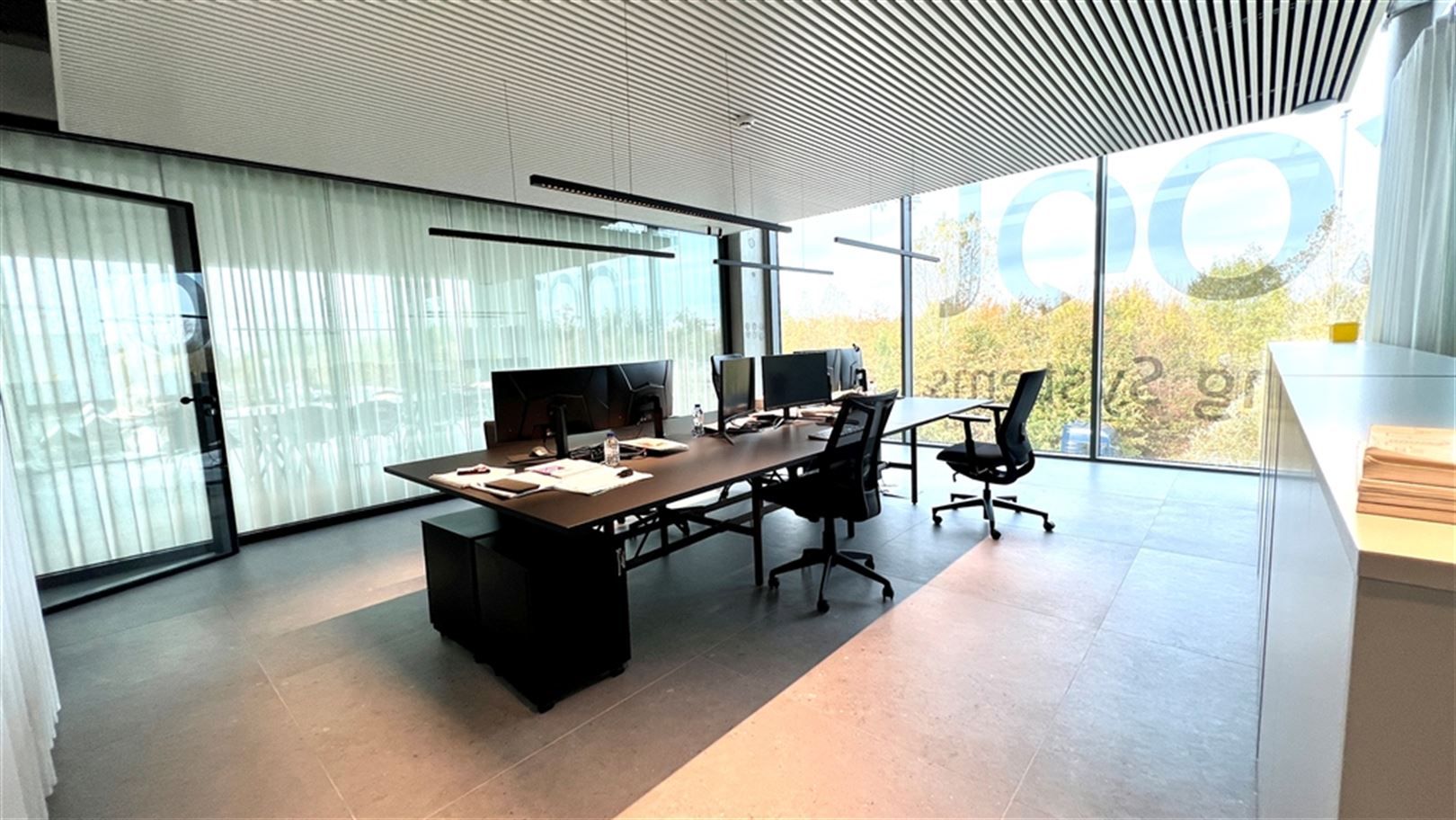 Moderne kantoren op zichtlocatie langs de E40 foto 5