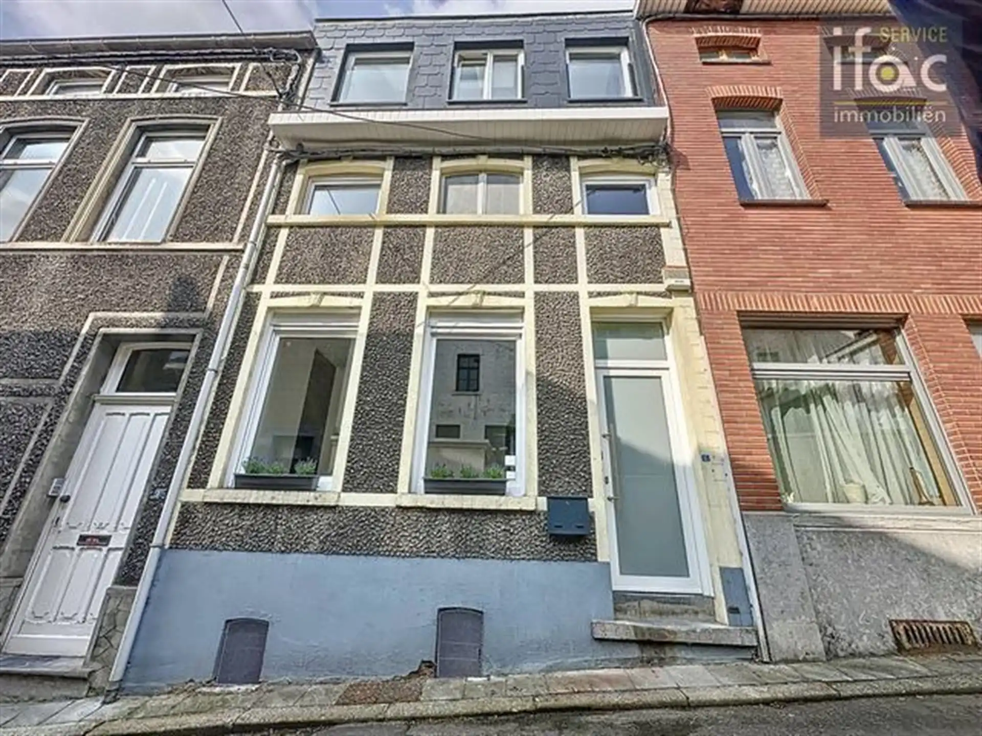 Gerenoveerde rijwoning foto {{pictureIndex}}
