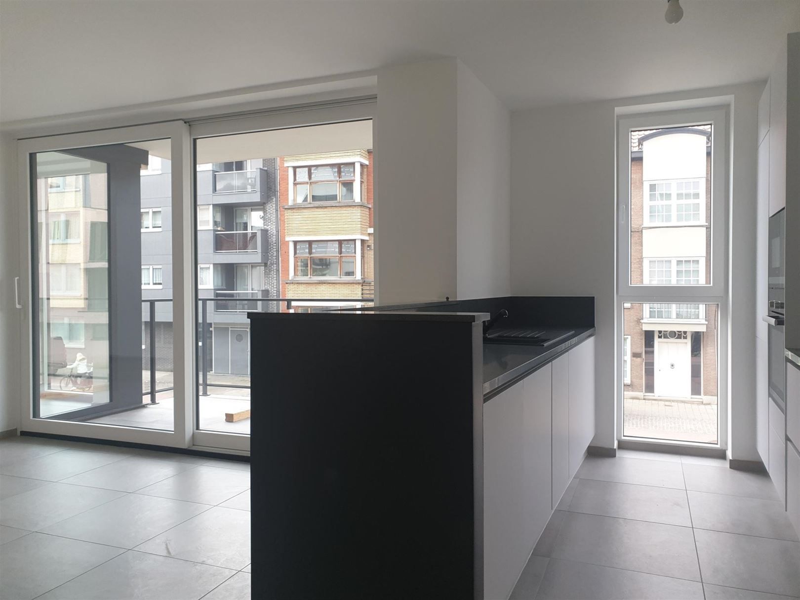 VOLLEDIG OPGESCHILDERD NIEUWBOUWAPPARTEMENT MET TWEE SLAAPKAMERS EN TWEE TERRASSEN foto 6