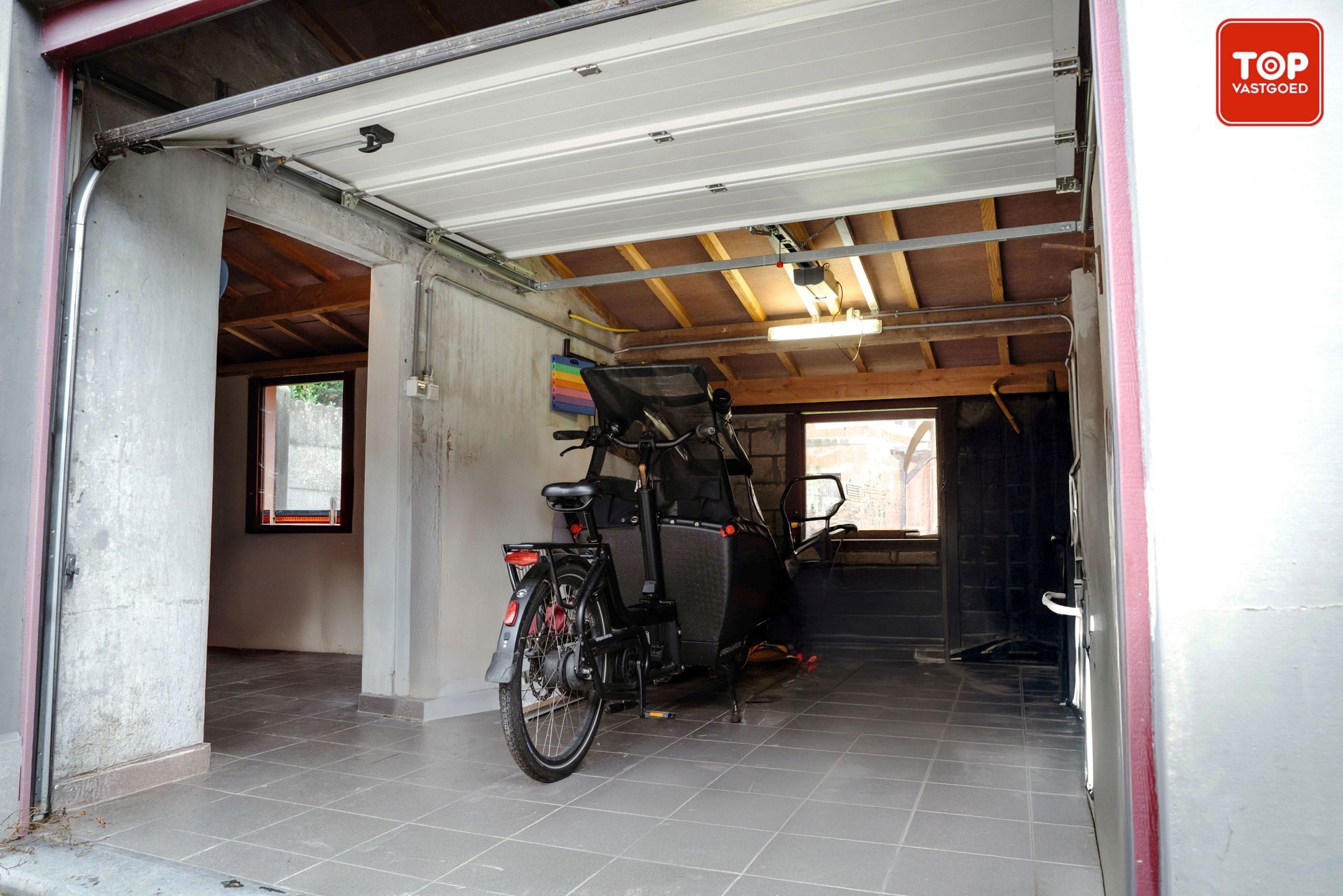 Woning met mooie tuin en ingang via de achtergelegen garage.  foto 19