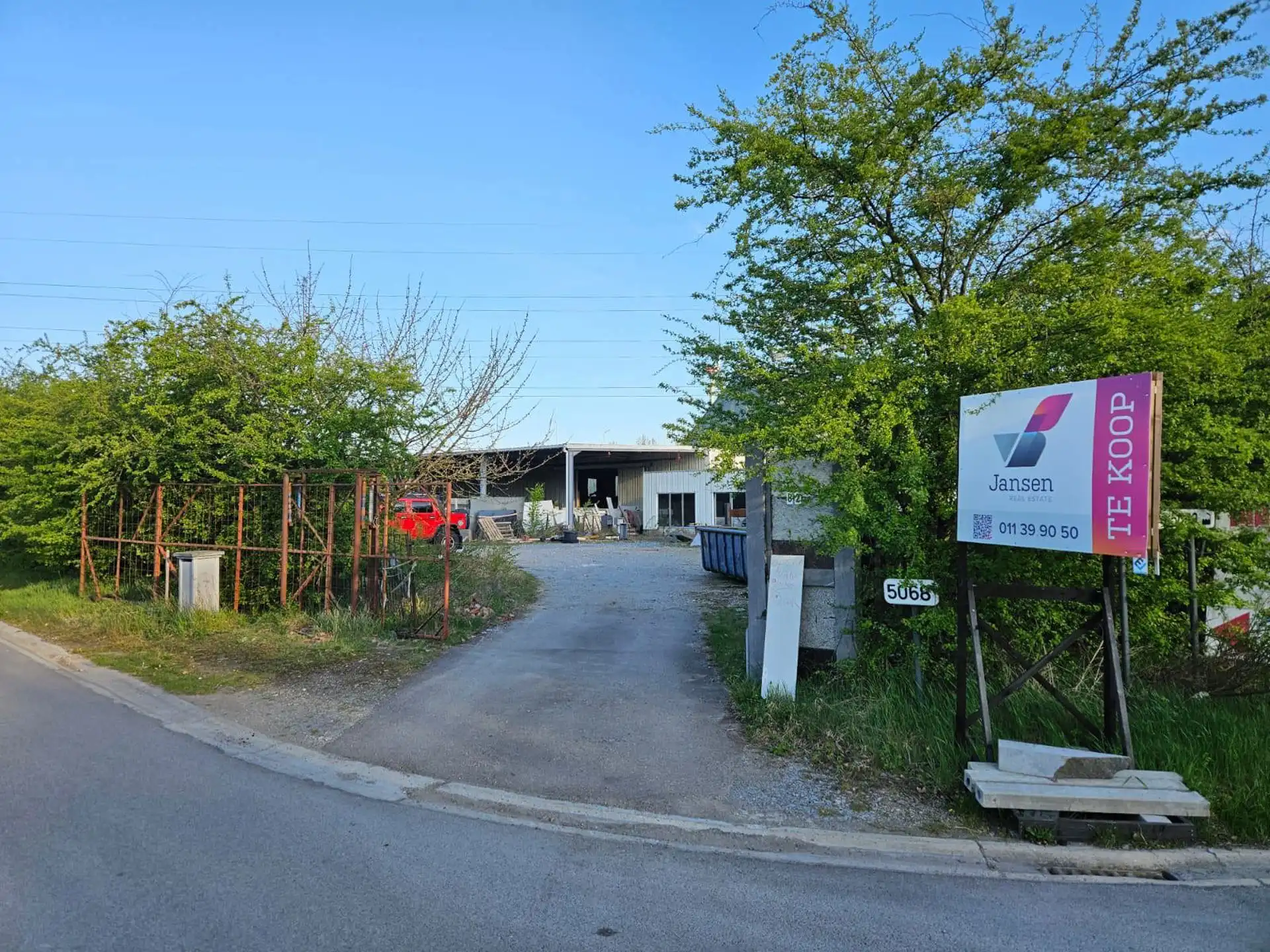 GENK te koop: Industriegrond met constructie - toplocatie foto {{pictureIndex}}