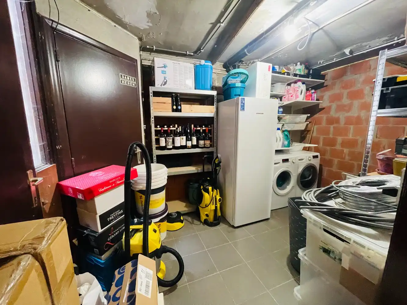 Brugge centrum, aan de Noordzandstraat, vlakbij alle winkels 'tZand  UITZONDERLIJK RUIM WOONHUIS /APPARTEMENT  MET HUISLIFT , 4 slaapkamers + bureau , living van 65m², modern ingerichte grote eet en kookkeuken Zalig wonen!  living van 65m²en zuidgericht terrasZlit terras van 65 m², volledig ingerichte eet-en kookkeuken van 34m²,  grote fietsenberging foto 16