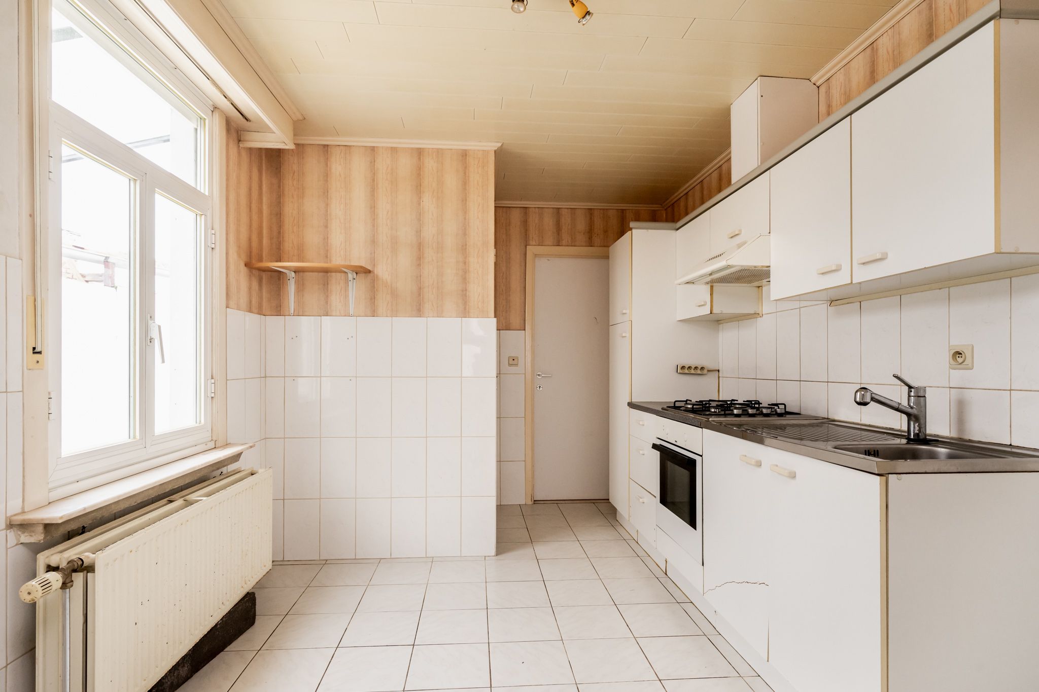 TE RENOVEREN WONING MET 2 SLP, TUIN EN AUTOSTAANPLAATS foto 2