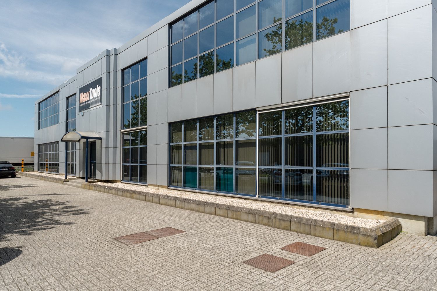 RUIM MULTIFUNTIONEEL BEDRIJFSPAND MET KANTORENCOMPLEX foto 5