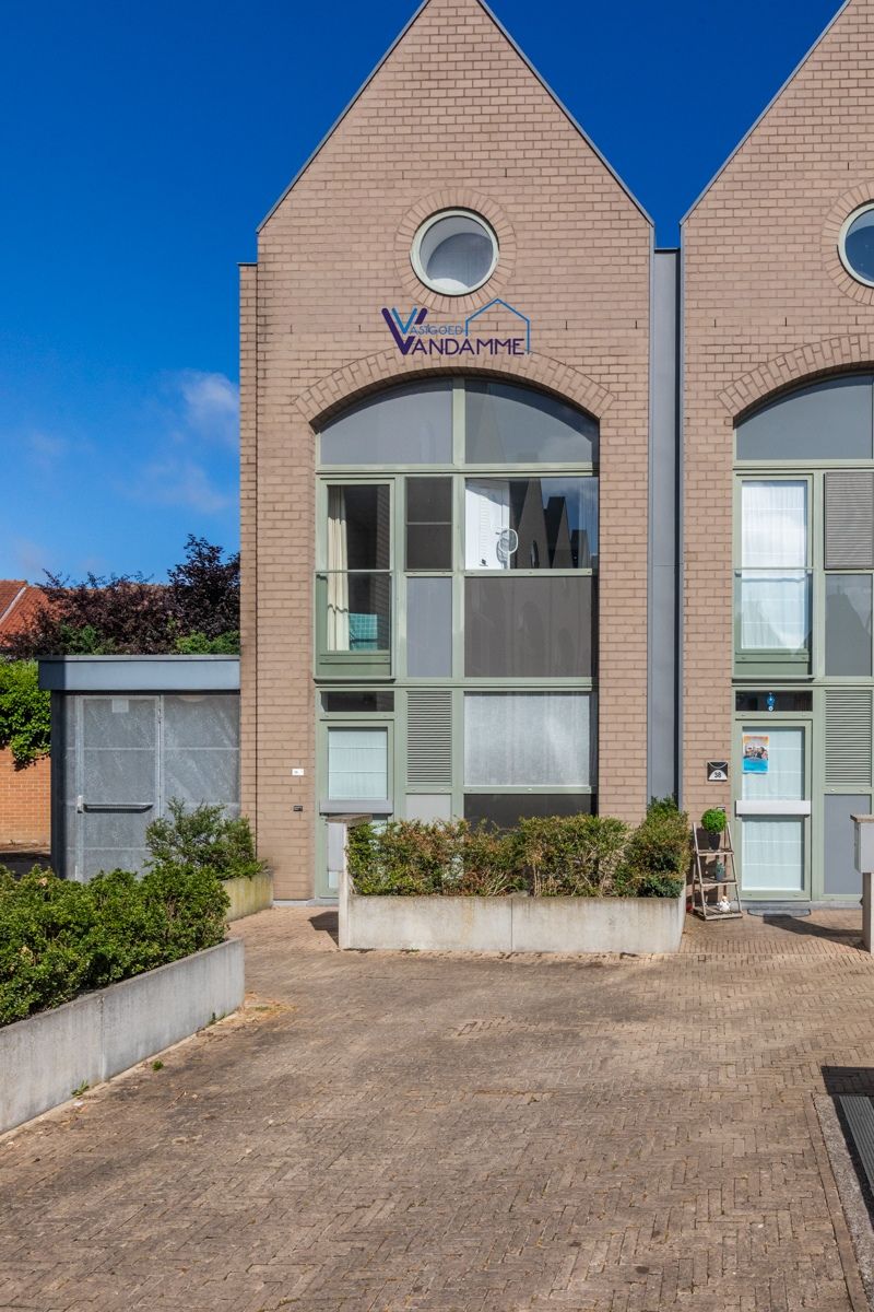 Rustig en toch centraal gelegen, instapklare,  halfopen woning met 4 slaapkamers, tuin en zeer ruime garage (energielabel B, elektriciteit goedgekeurd, zonnepanelen...) foto 5