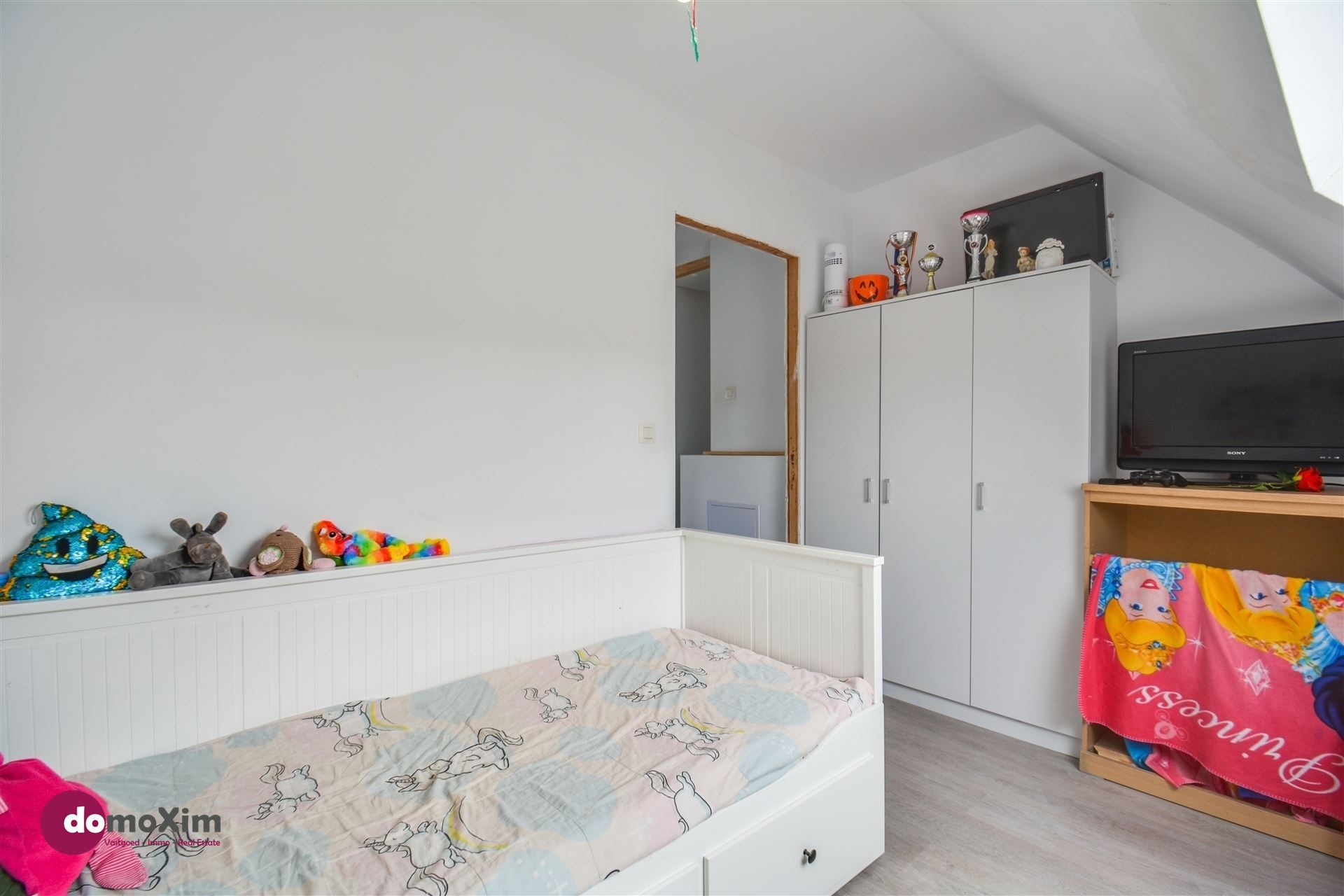Centraal gelegen woning met 4 slaapkamers en grote tuin foto 14