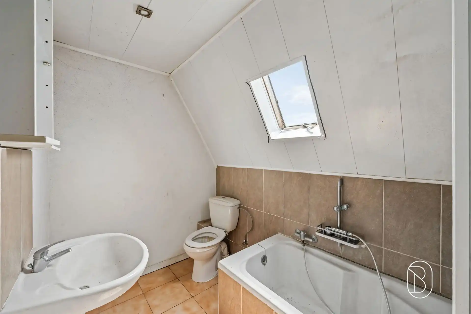 Te renoveren woning met 5 kamers, en parkeergelegenheid  foto 13