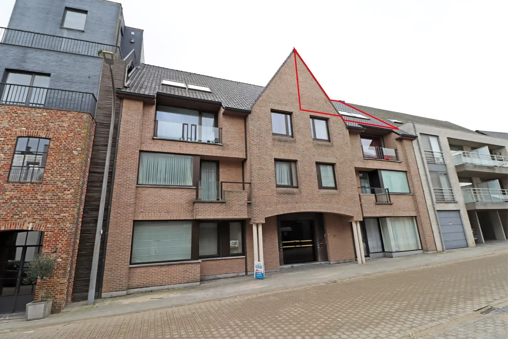 Leuk dakappartement met carport foto 10
