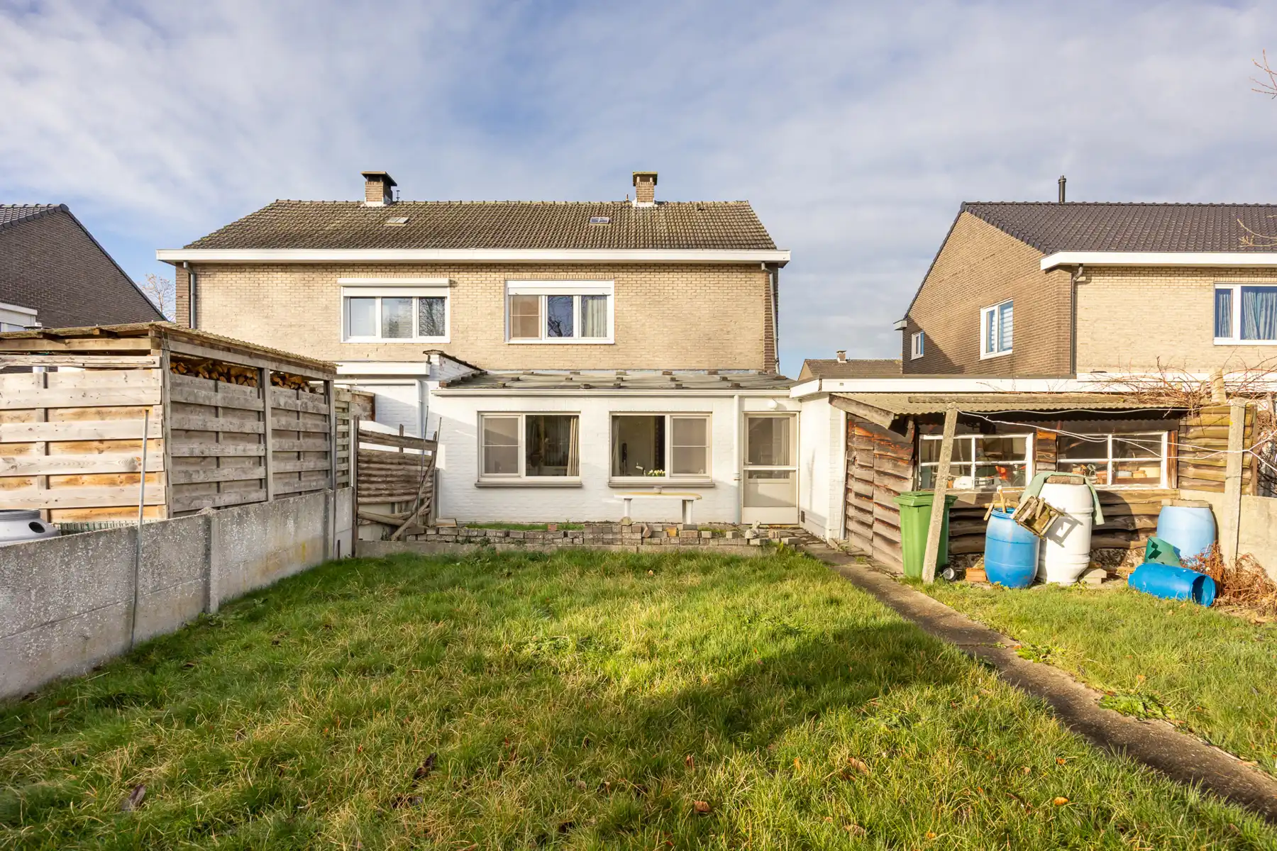 Halfopen bebouwing met 3 slaapkamers en garage op een perceel van 315m². foto 16
