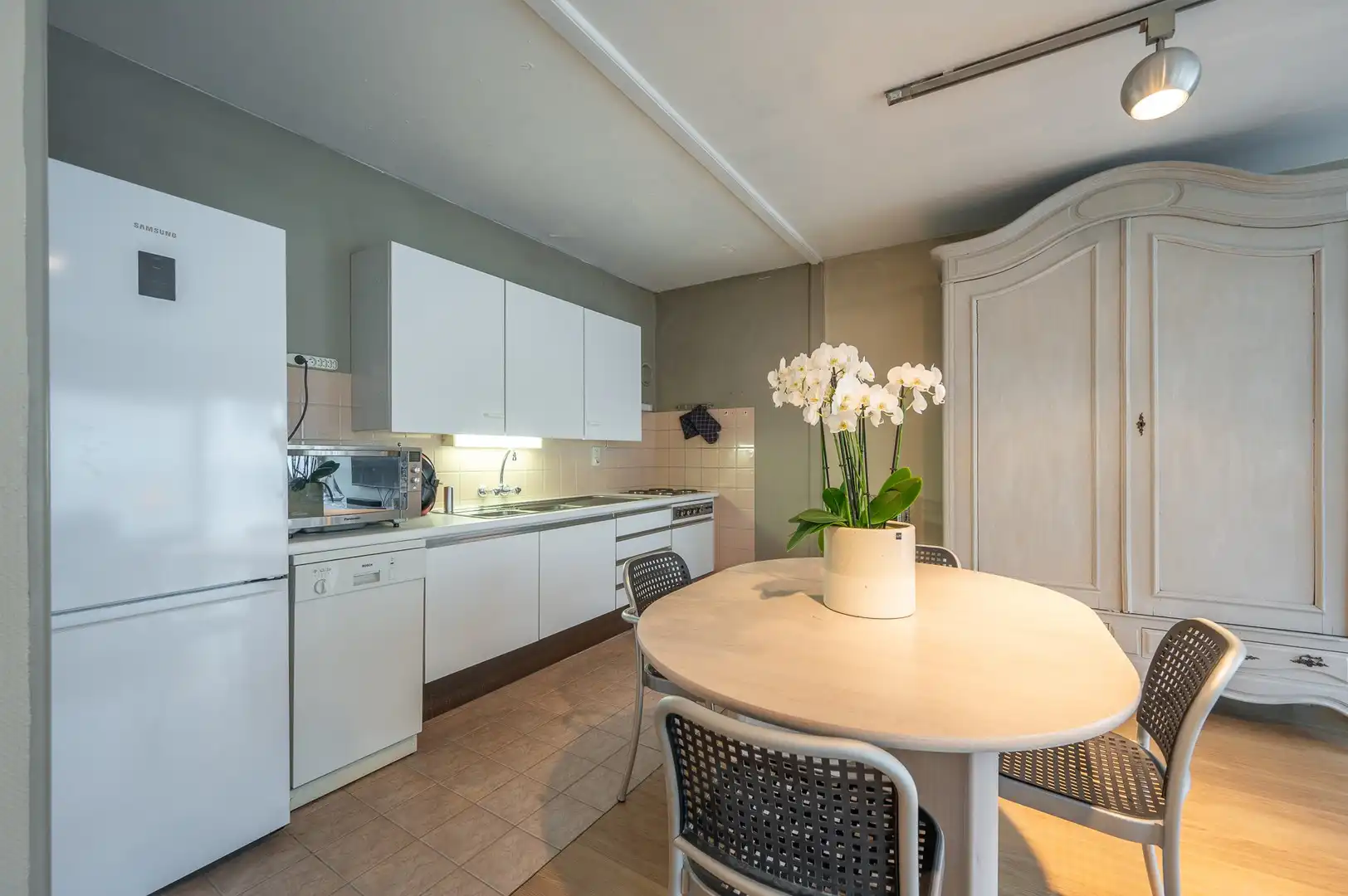 Appartement met zijdelings zeezicht gelegen vlakbij de winkels in de Kustlaan en de Zeedijk. foto 9