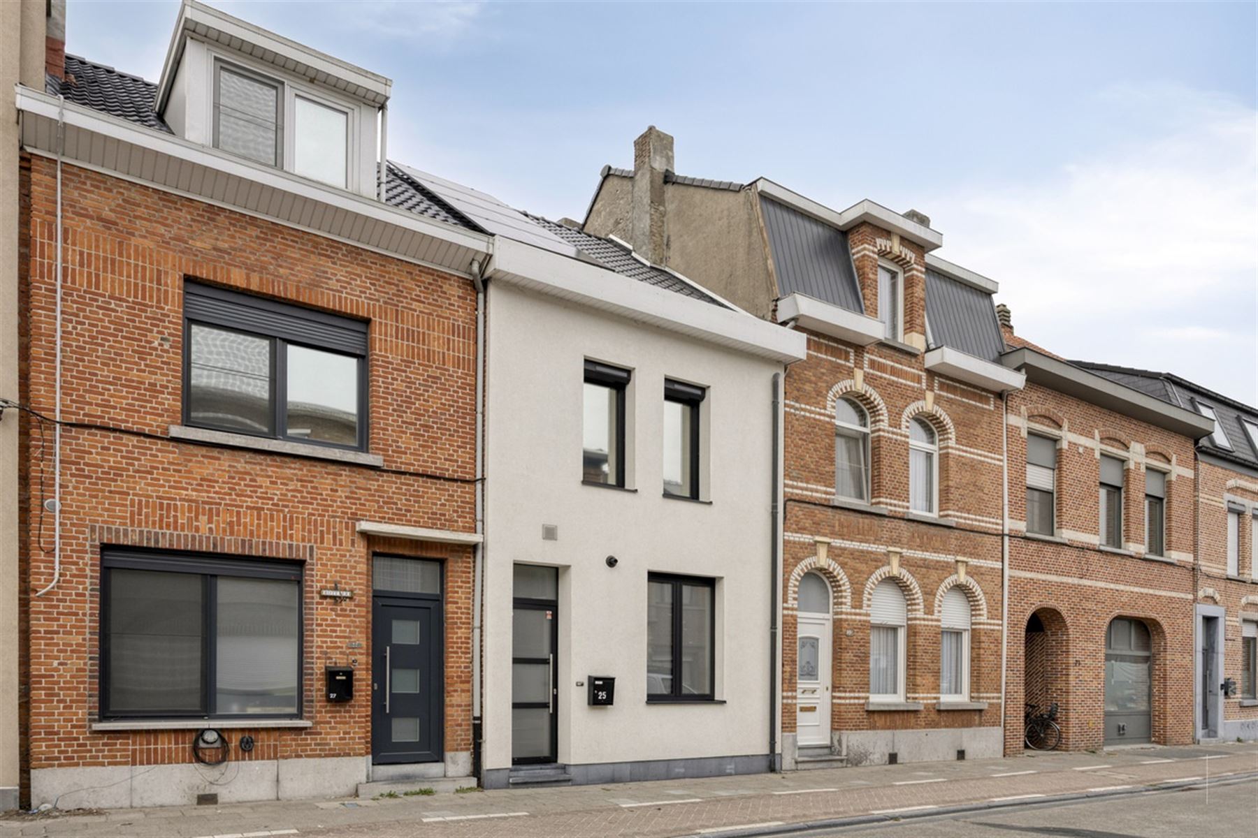 Totaal gerenoveerde woning met tuin foto {{pictureIndex}}