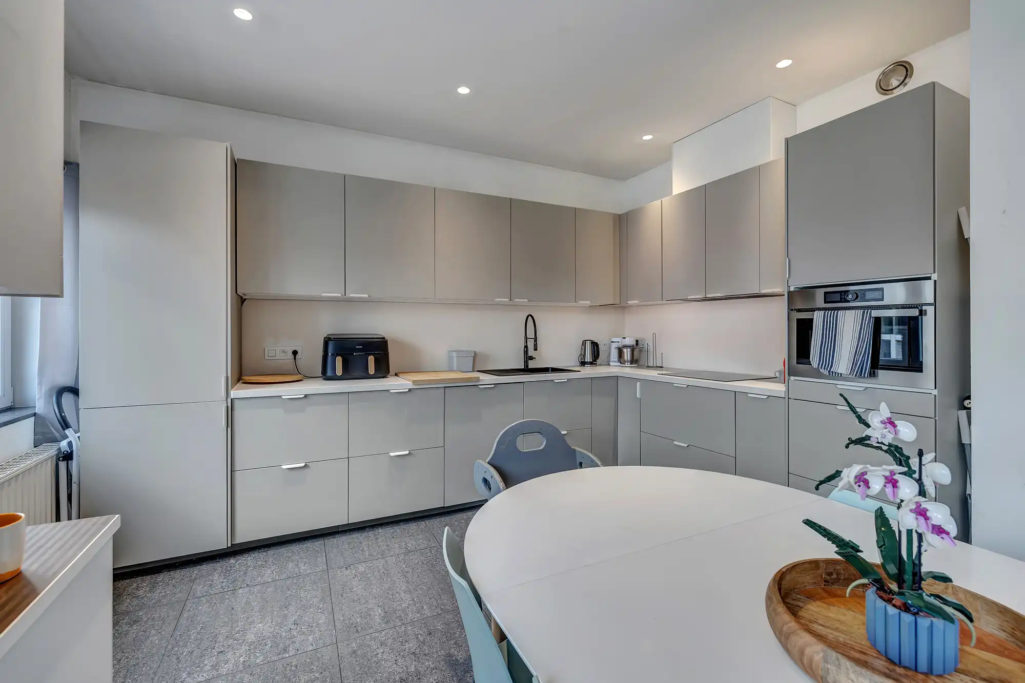 Instapklaar appartement met twee slaapkamers in Aalst foto 3