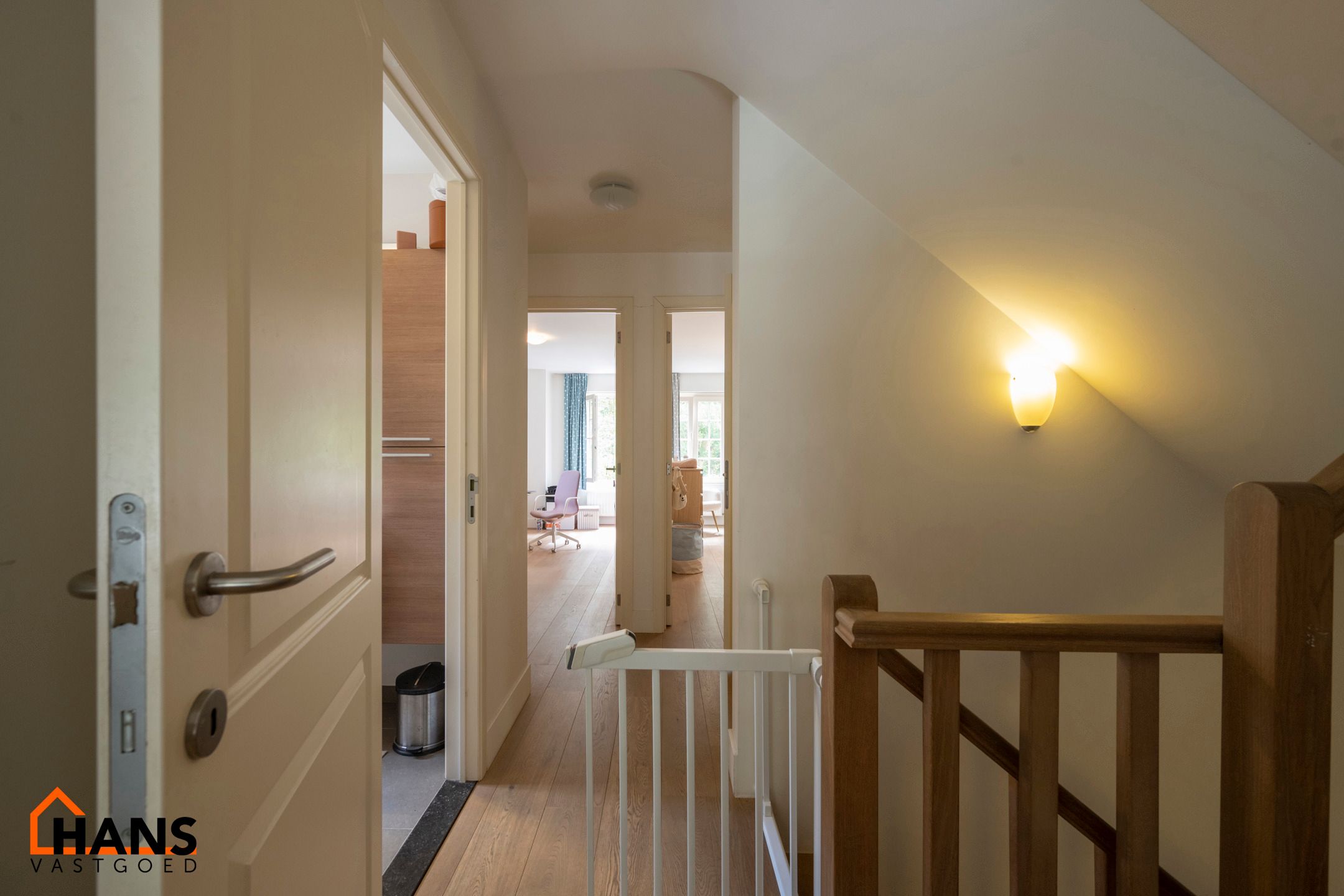 Halfopen landhuis, residentieel gelegen.  foto 15