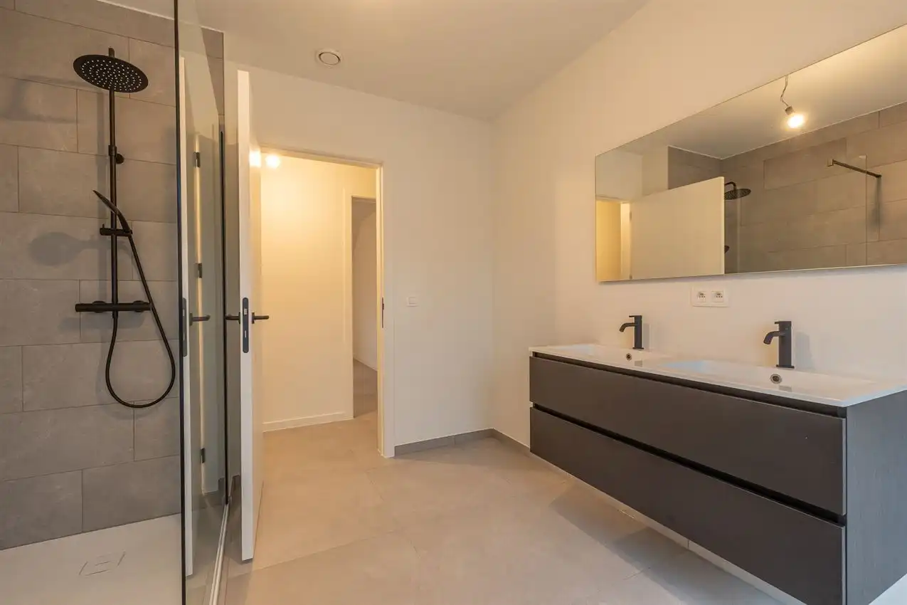 Instapklare nieuwbouwwoning op ruim perceel met 3 slk foto 29
