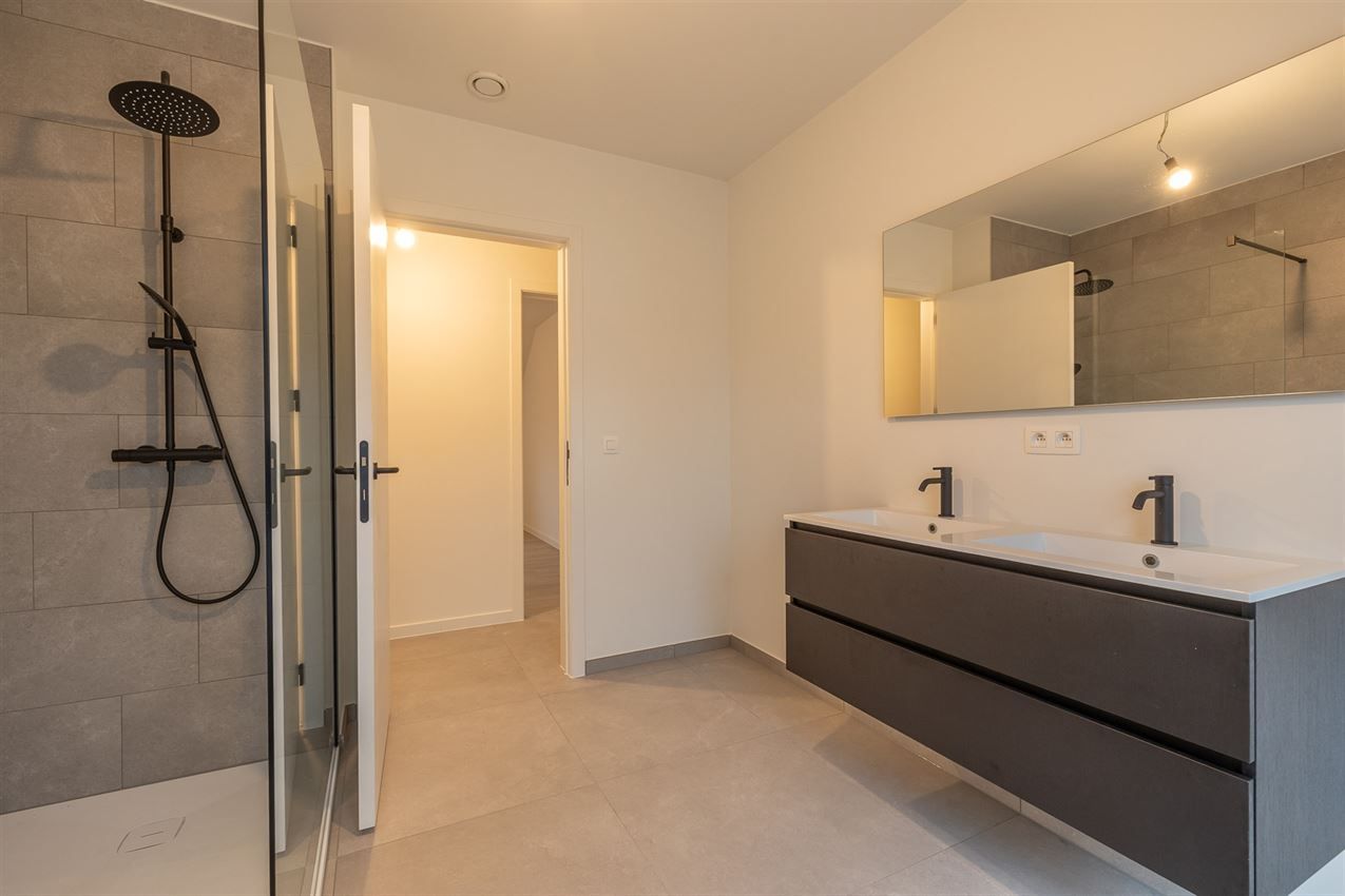 Instapklare nieuwbouwwoning op ruim perceel met 3 slk foto 29