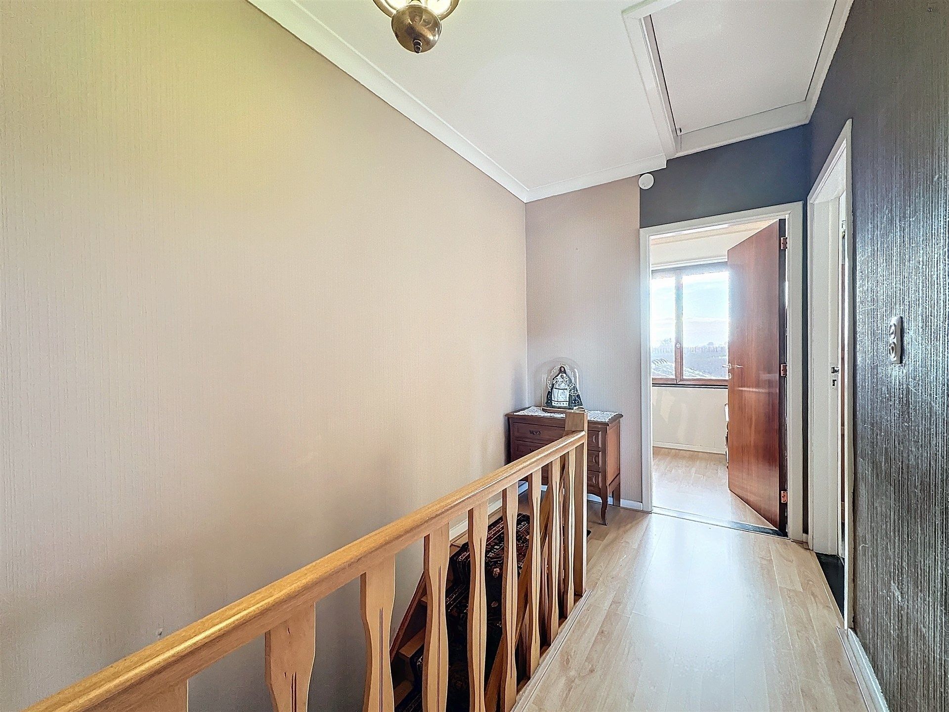 Half open bebouwing met 3 slaapkamers, ruime garage en tuin op perceel van 261m². foto 8