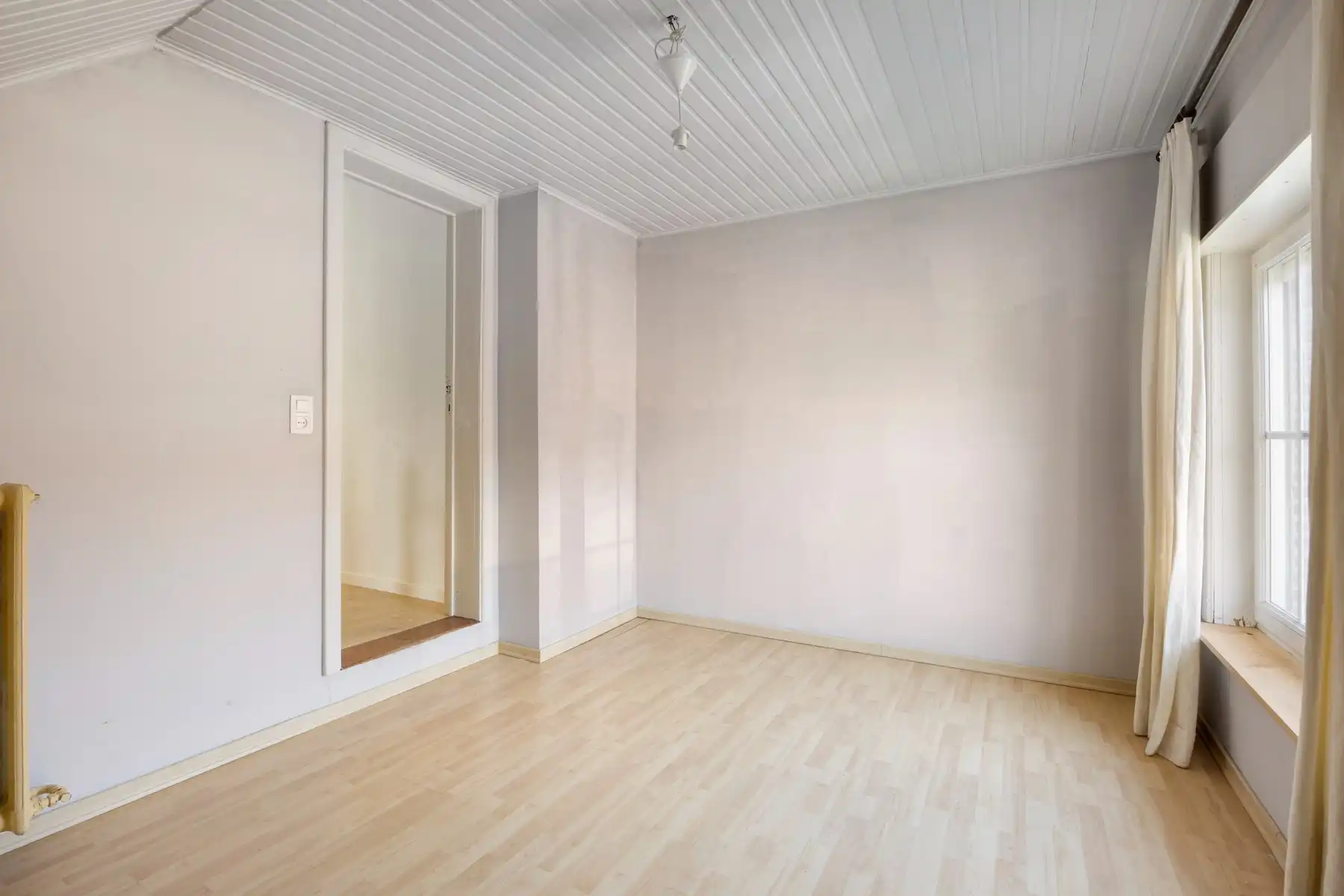 Karaktervolle woning met terras en grote tuin. foto 17