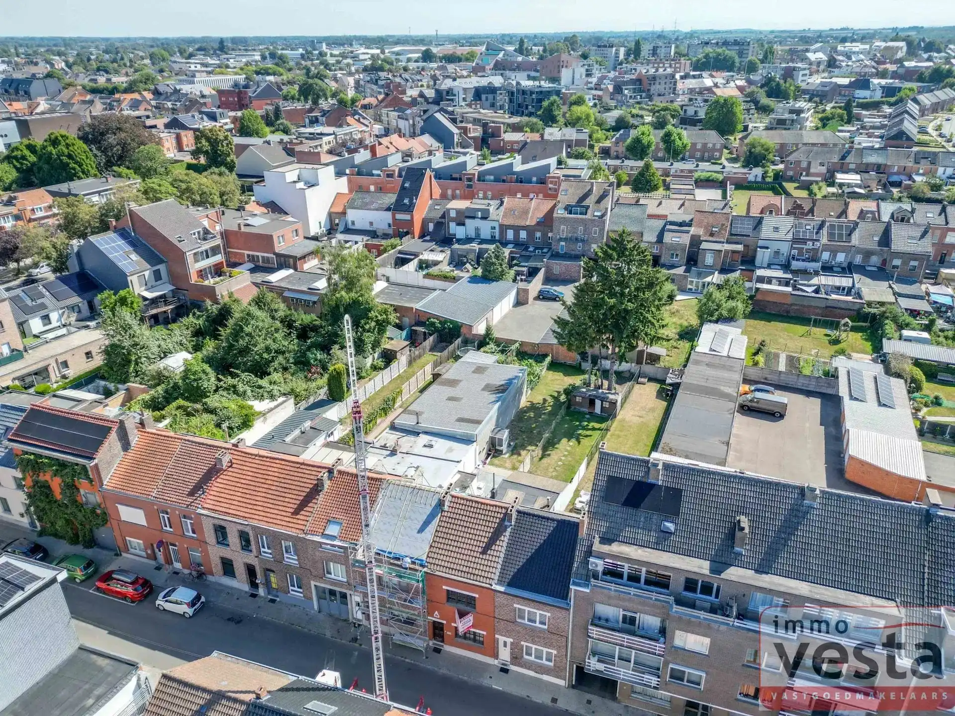 Ruime, te renoveren stadswoning met grote tuin foto 22