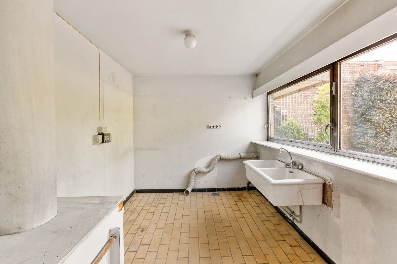 Karaktervolle voormalige dokterswoning met praktijkruimte, lift, dubbele garage, 5 SLPK. en grote tuin foto 13