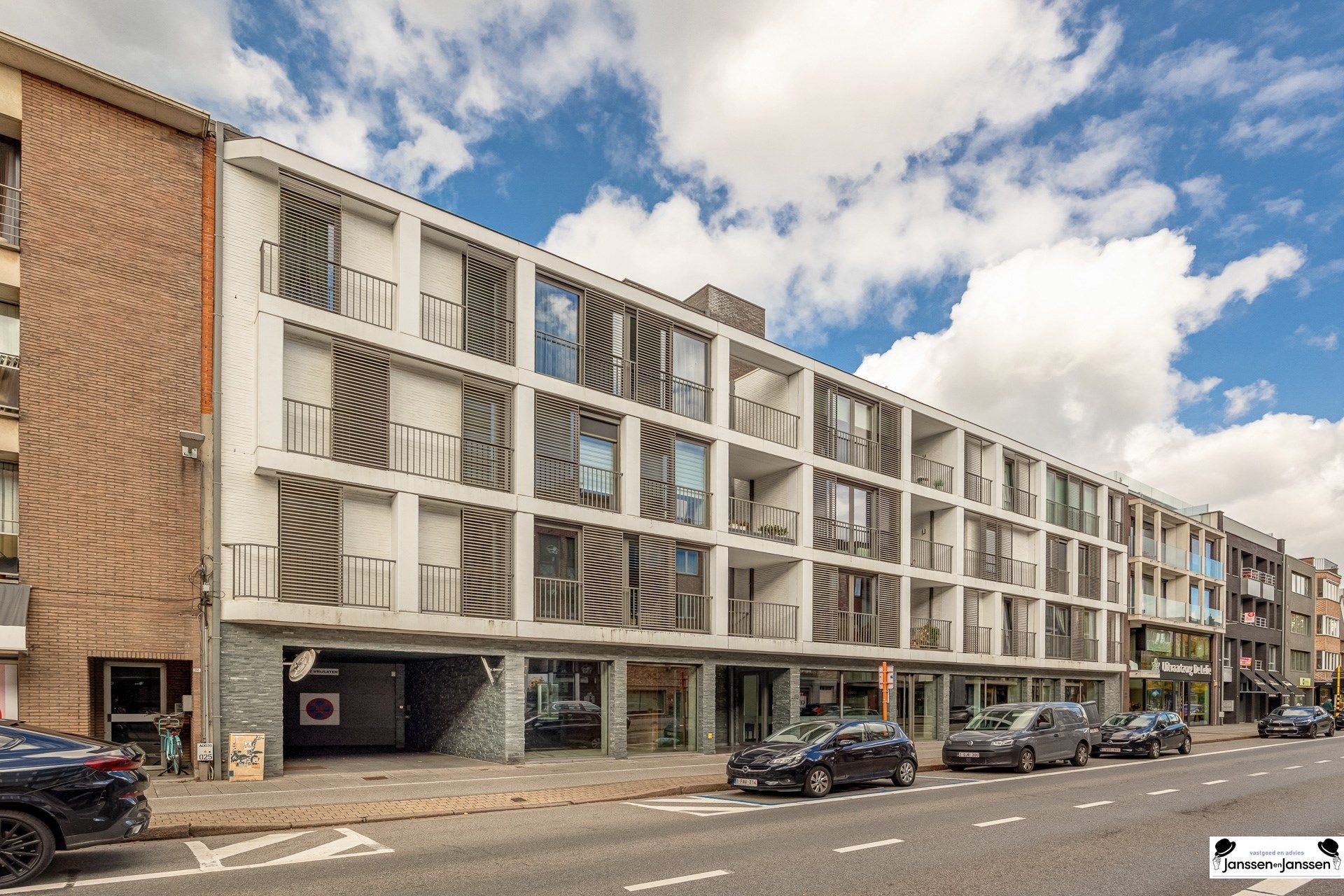 Instapklaar 1-slaapkamerappartement met groot terras in hartje Brasschaat foto {{pictureIndex}}