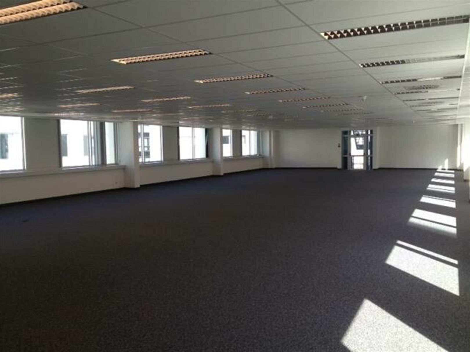 Nabij E40 en R4 kantoren beschikbaar tussen 142 m² en 415m² foto 8