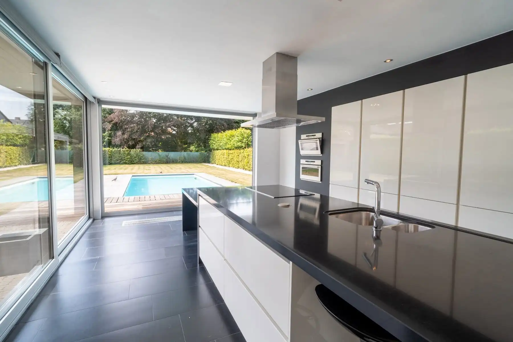 Knappe villa met zuidgerichte tuin, zwembad en poolhouse foto 13