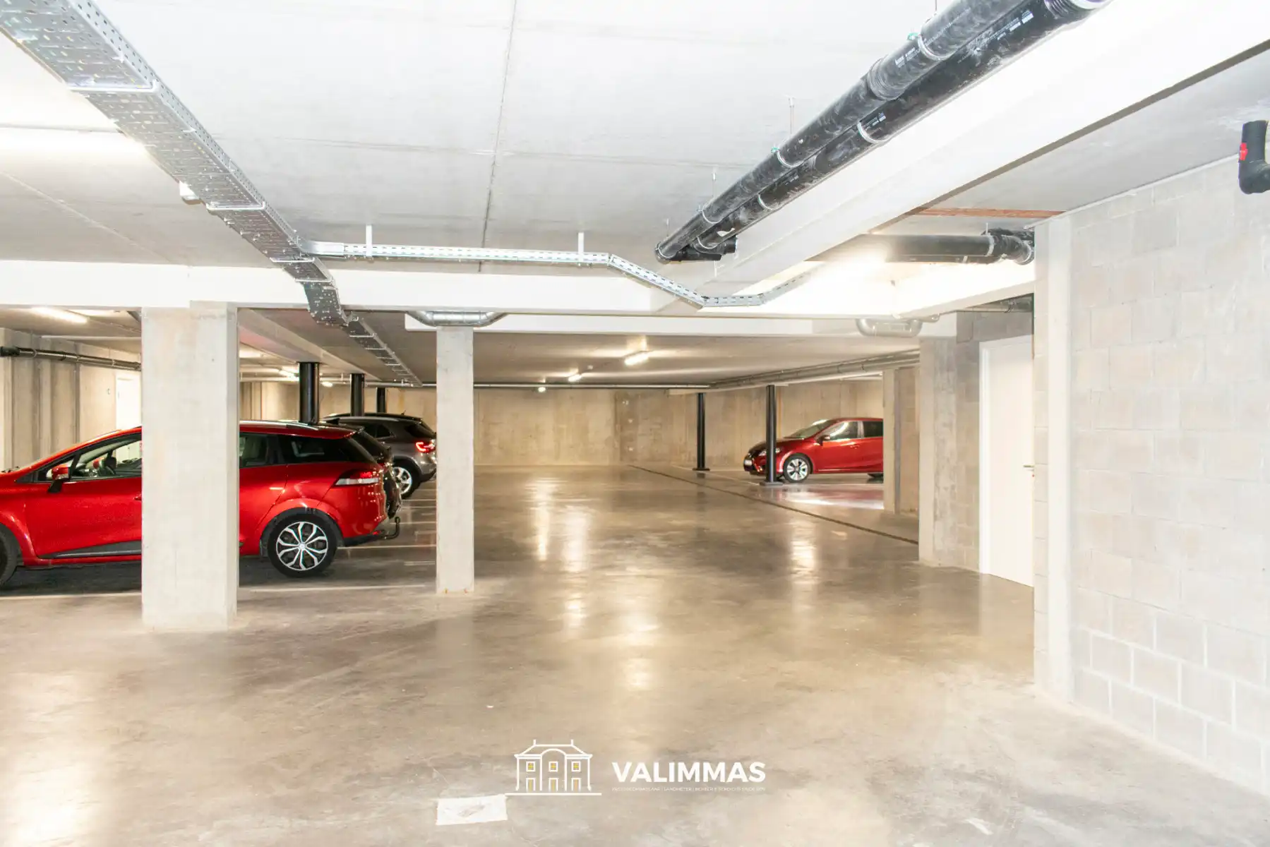 Commercieel gelijkvloers met grote kelder en 4 parkings... foto 8