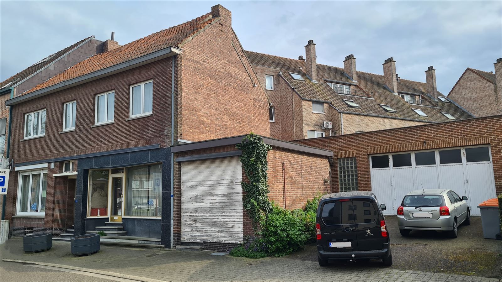 Te renoveren duowoonst met grote garage foto 1