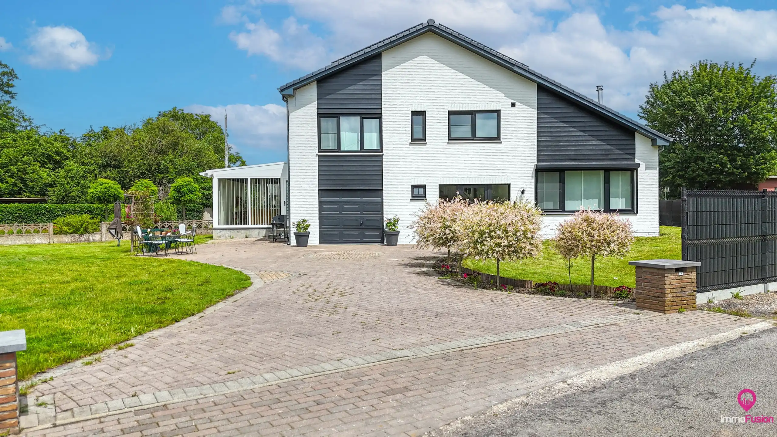 Ruime gerenoveerde gezinswoning met 4 slaapkamers op perceel foto {{pictureIndex}}