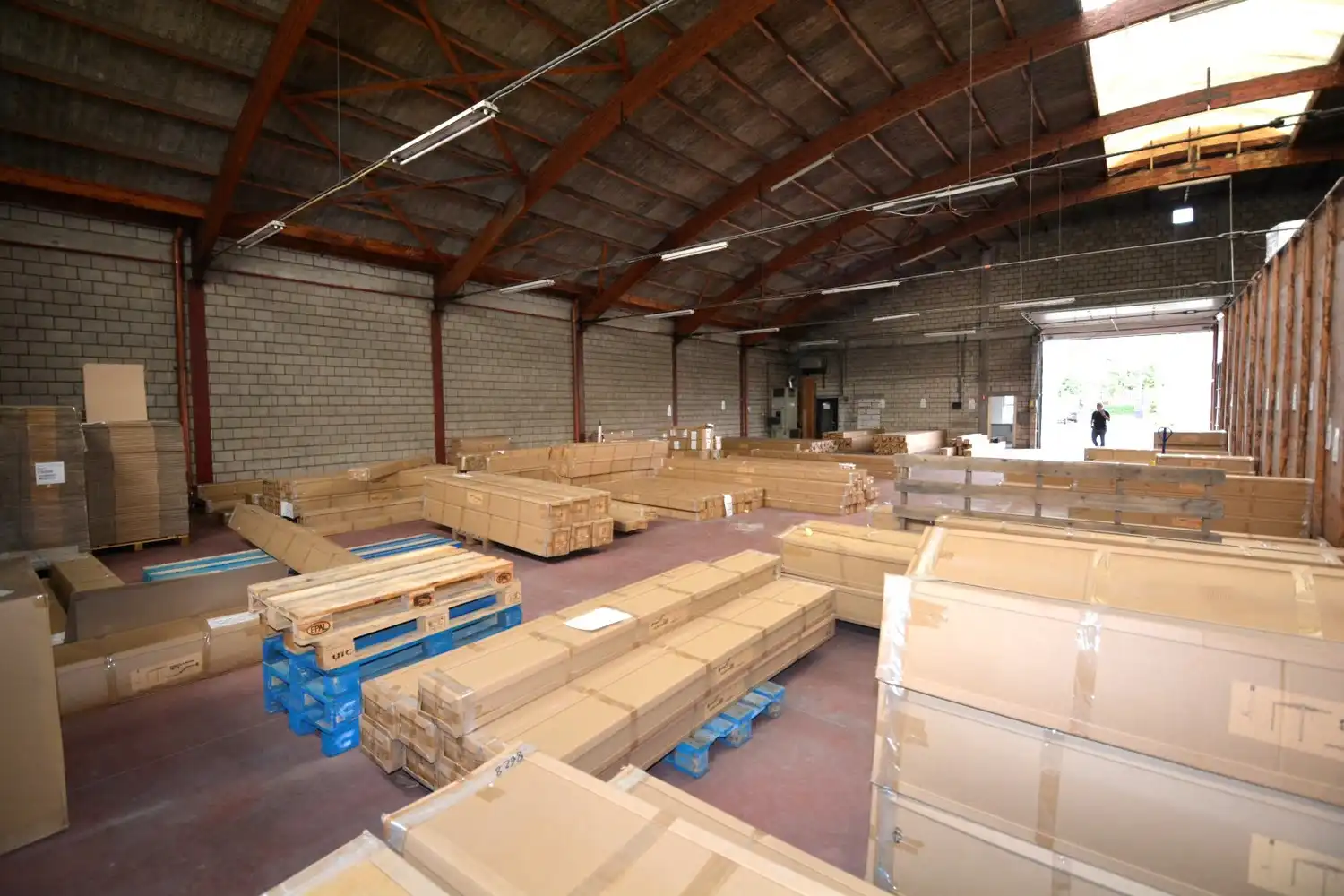 RUIM MAGAZIJN (405 m²) MET BUREEL (58 m²)! foto 5