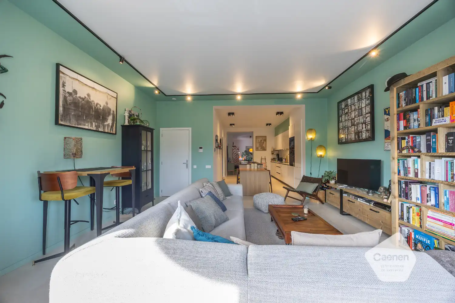 Ruim gerenoveerd drie slaapkamer appartement nabij centrum Oostende foto {{pictureIndex}}