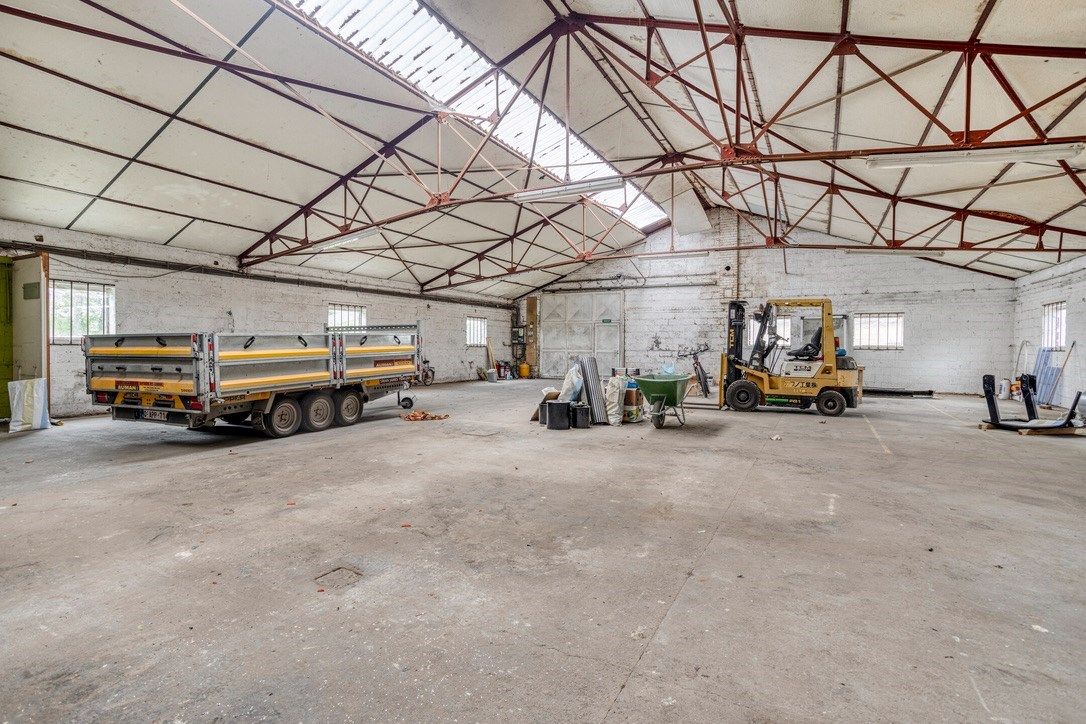 Loods van 340m2 en atelier van 75m2 met woning te koop te Vichte. foto 3