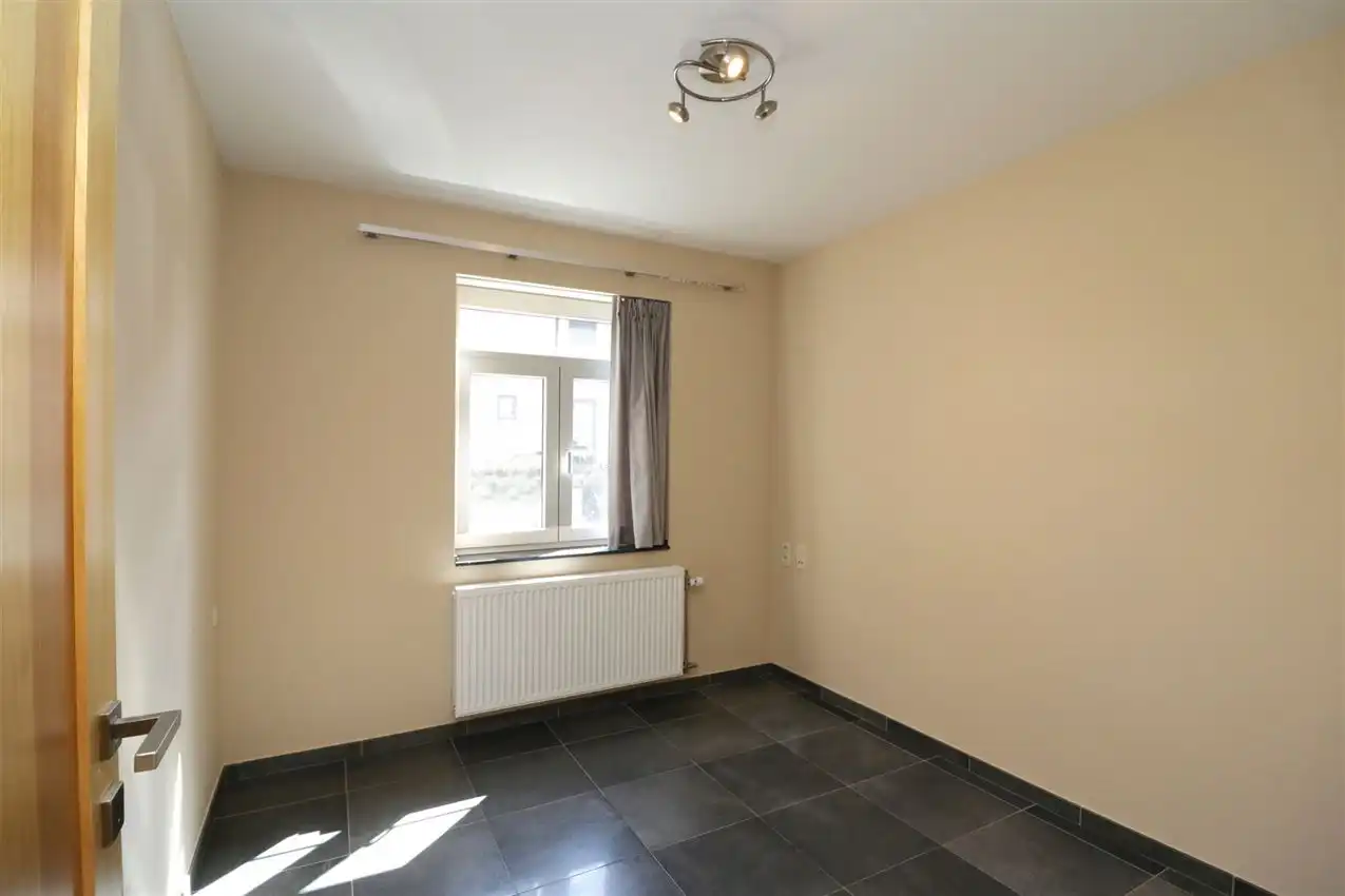 Recente woning met vier slpk, tuin, garage op rustige locatie foto 15